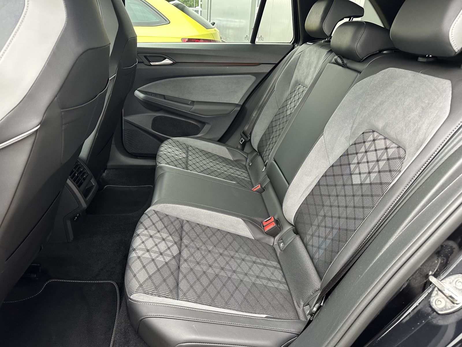 Fahrzeugabbildung Volkswagen Golf Variant 2.0 TDI DSG R-Line NAV+LED+AHK+18ZO