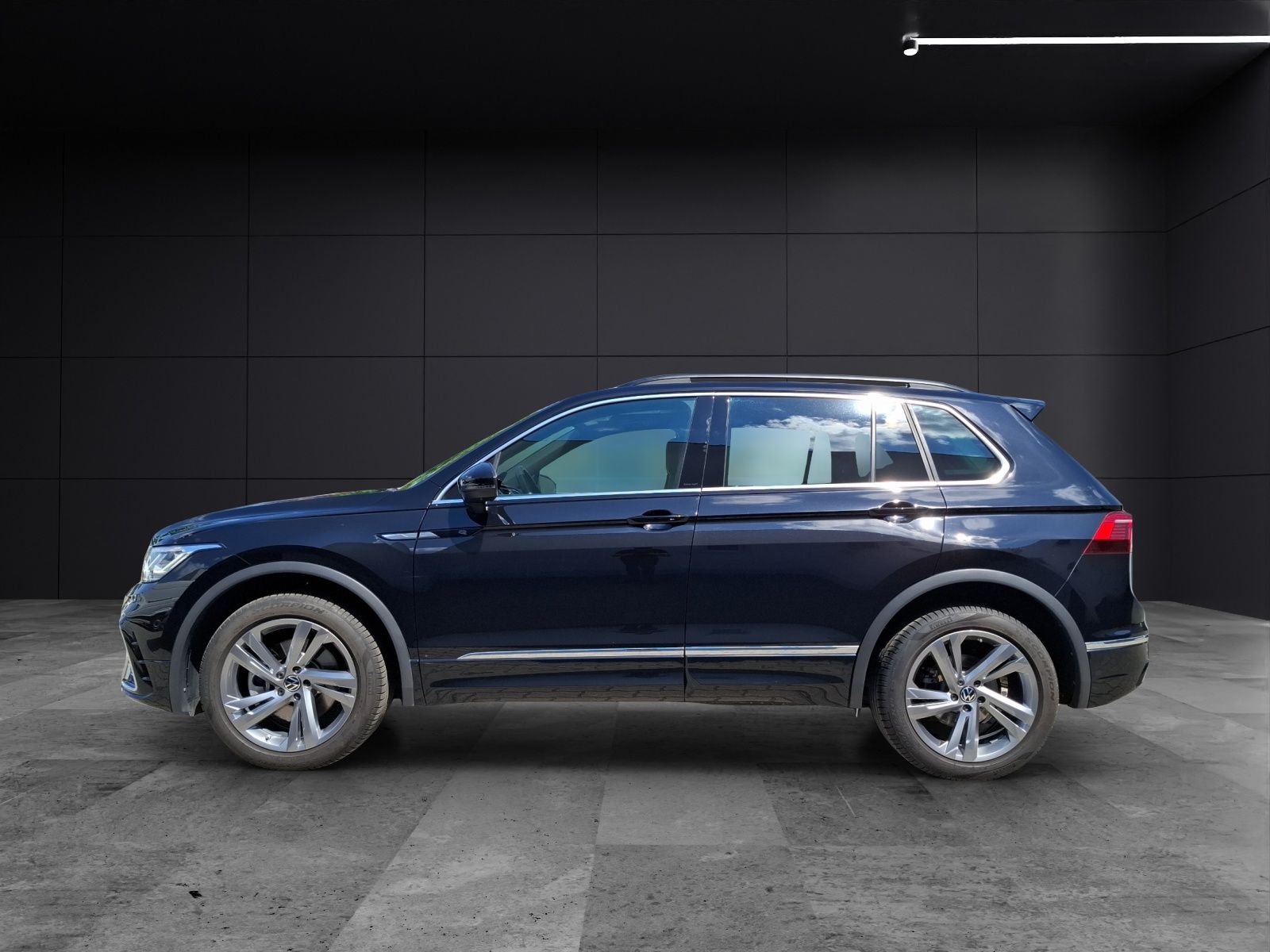 Fahrzeugabbildung Volkswagen Tiguan TDI R-Line DSG 4M STH Matrix AHK Navi AID