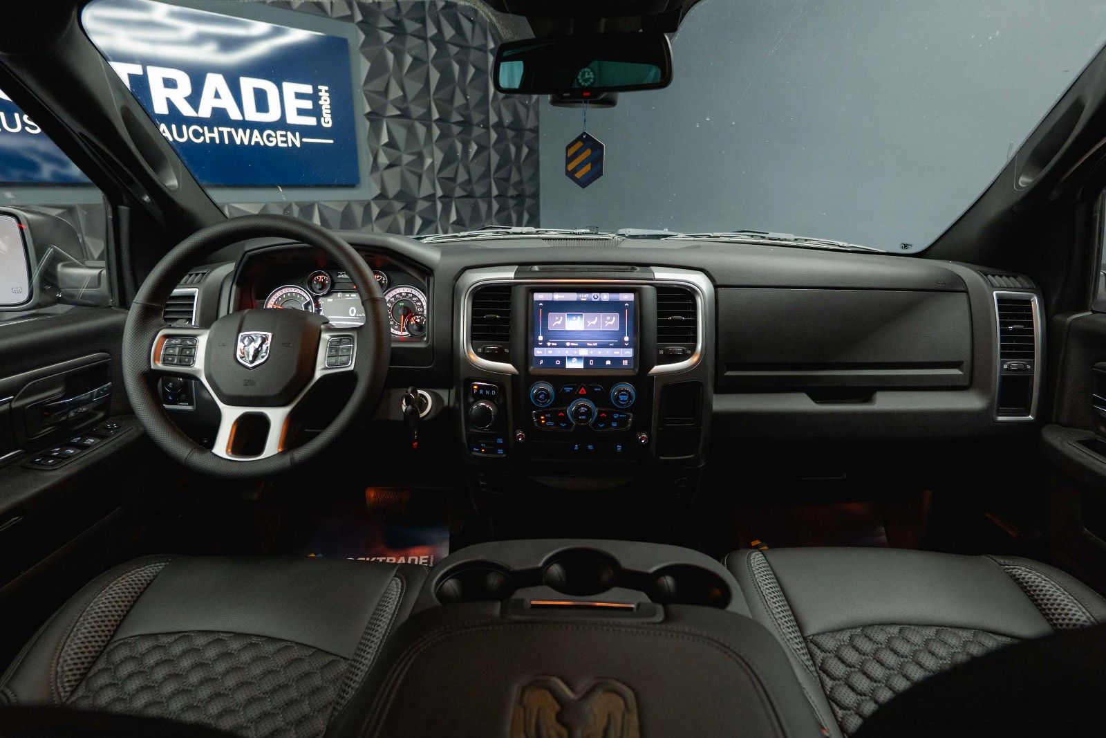 Fahrzeugabbildung Dodge RAM 5.7 V8 HEMI 4x4 OFFROAD Night-Paket *LED*19%
