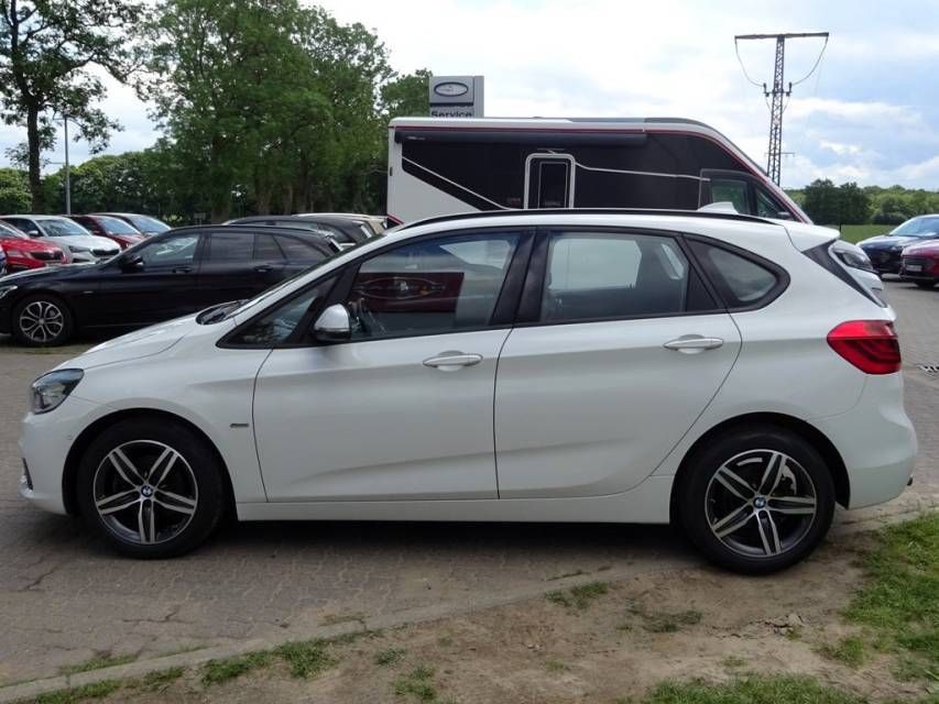 Fahrzeugabbildung BMW 218d 2 Active Tourer 218d Sport Line AHK