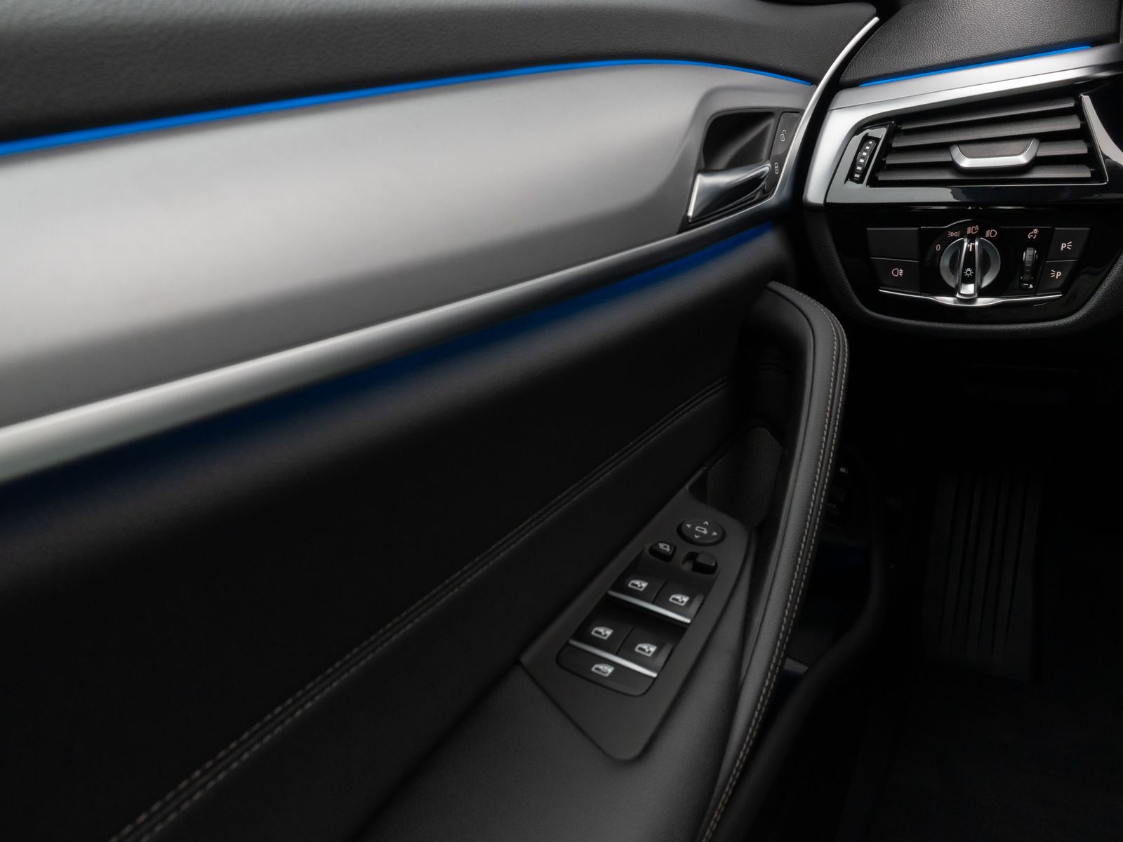 Fahrzeugabbildung BMW 530e HUD Laser DAB Kamera H/K AHK Alarm Sport