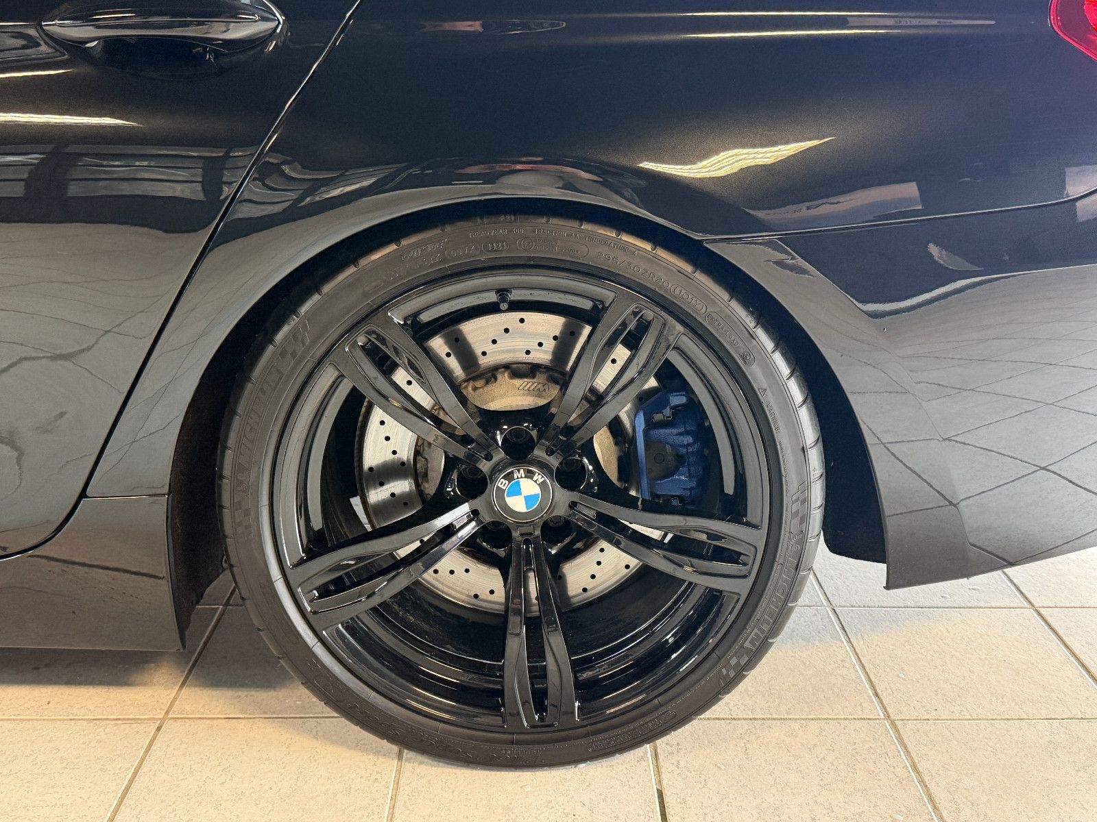 Fahrzeugabbildung BMW M6 Gran Coupe/CARBON/EXCLUSIVE/BLACK&RED/