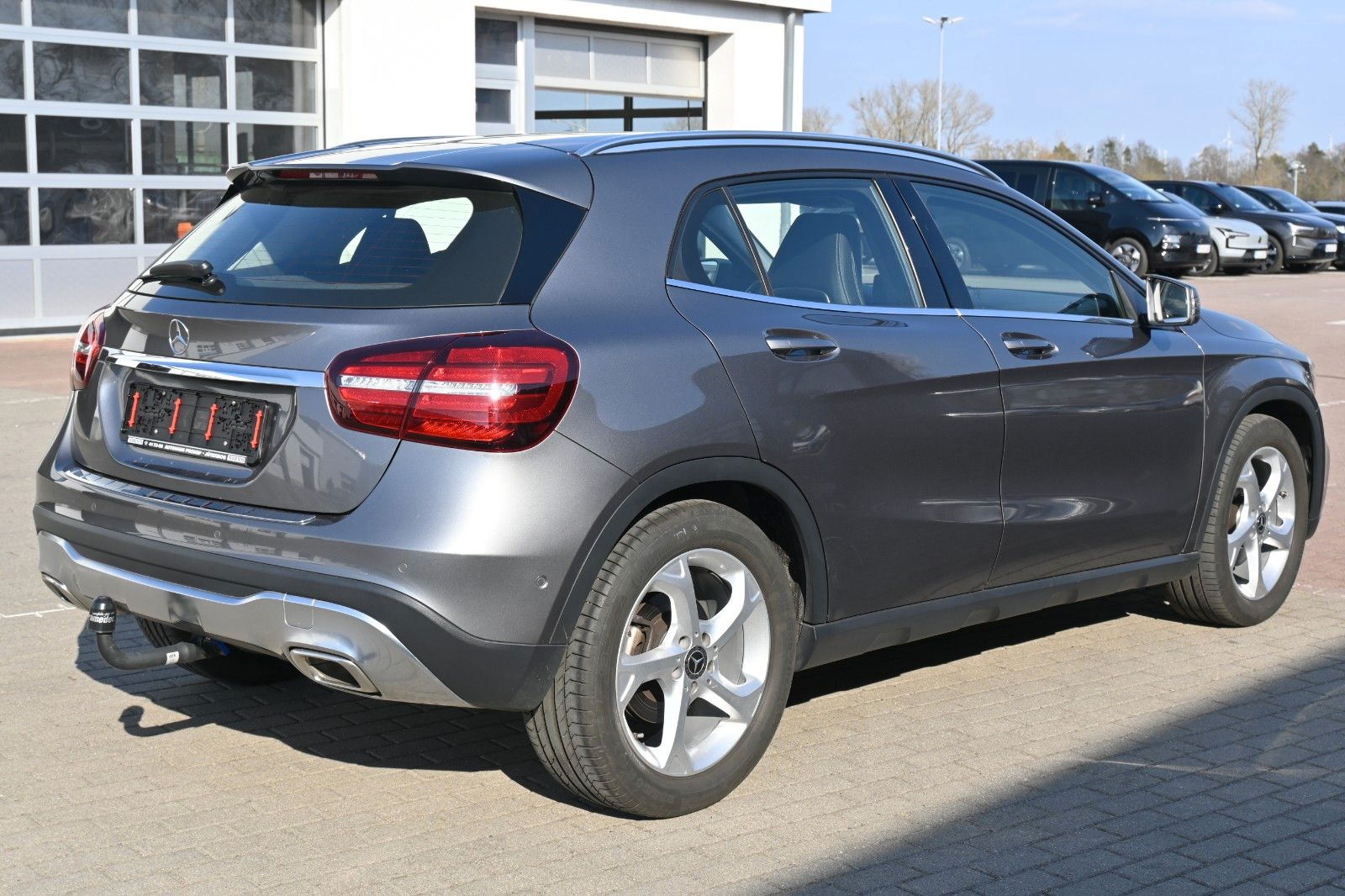Fahrzeugabbildung Mercedes-Benz GLA 180 Schalter Urban*Navi*RFK*AHK