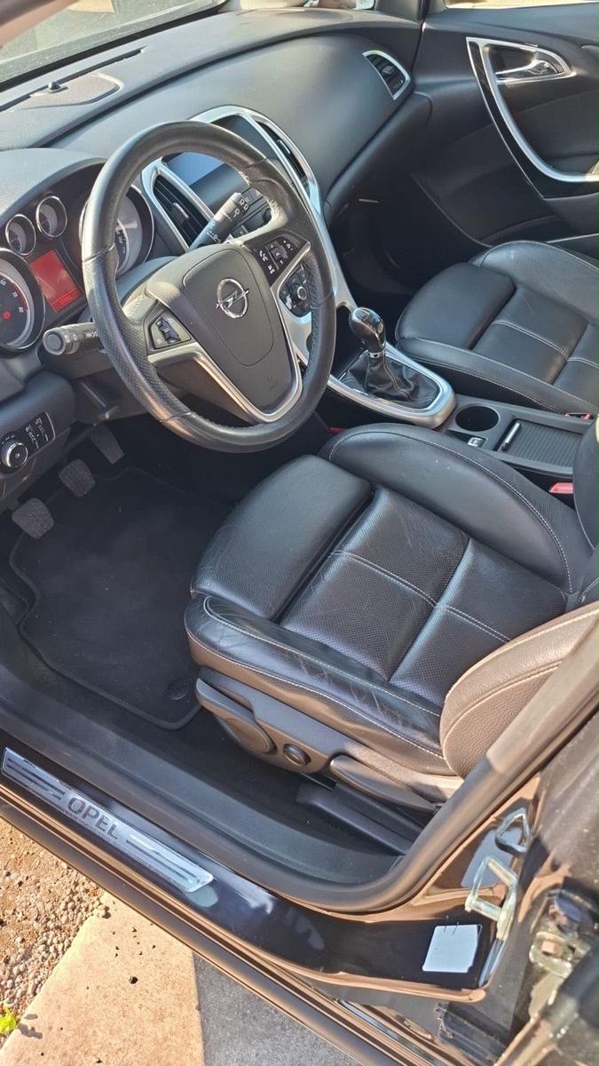 Opel Astra 2011 — interior