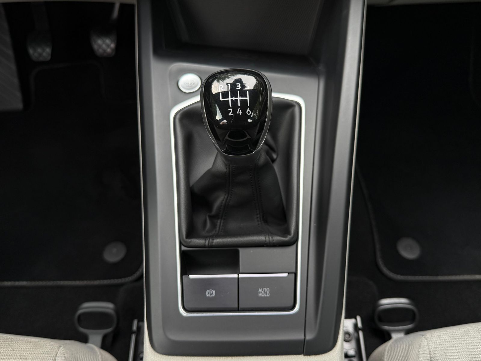 Fahrzeugabbildung Volkswagen Golf 2.0 TDI Life LED+NAVI+SHZ+AMBI+ACC+CARPLAY