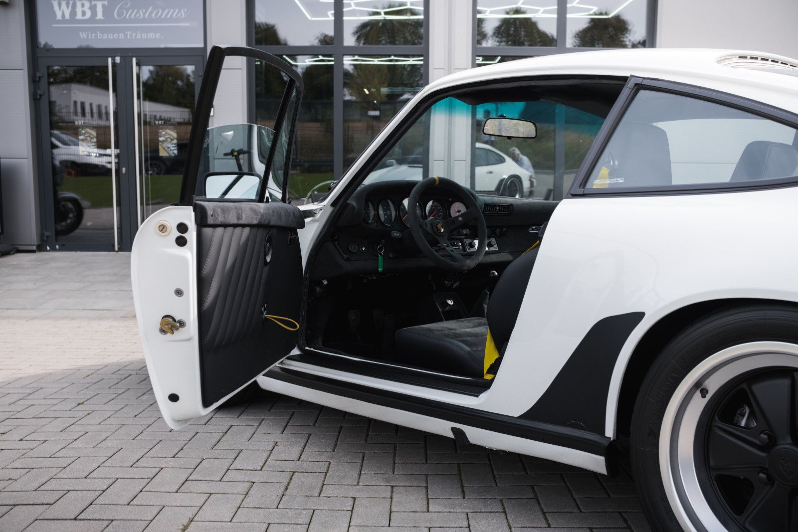 Fahrzeugabbildung Porsche 911 Carrera Coupe - 330PS - umfangr. restauriert