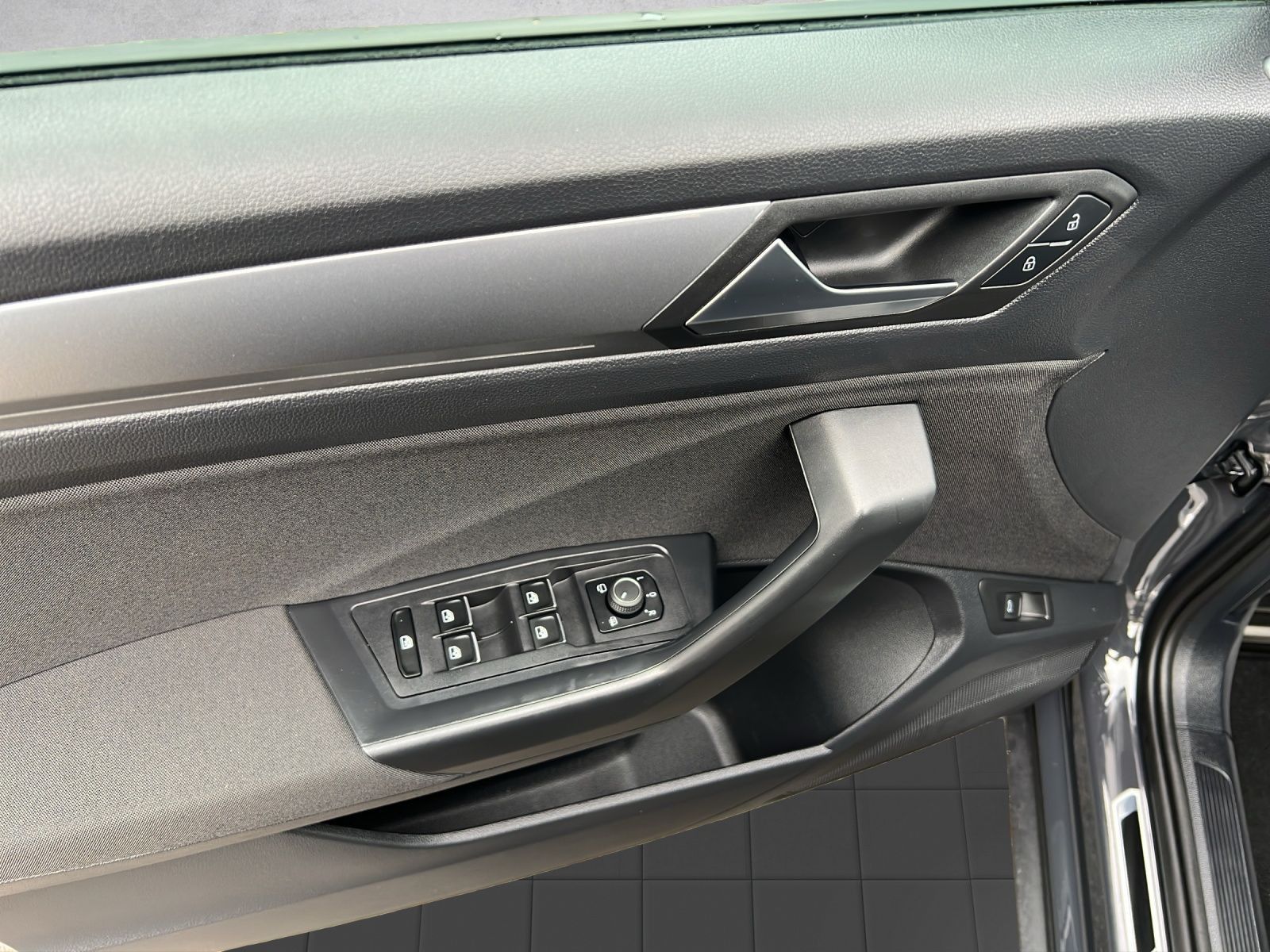 T-Roc Active 1.5 TSI DSG AHK*Navi*Pano*Standhzg.