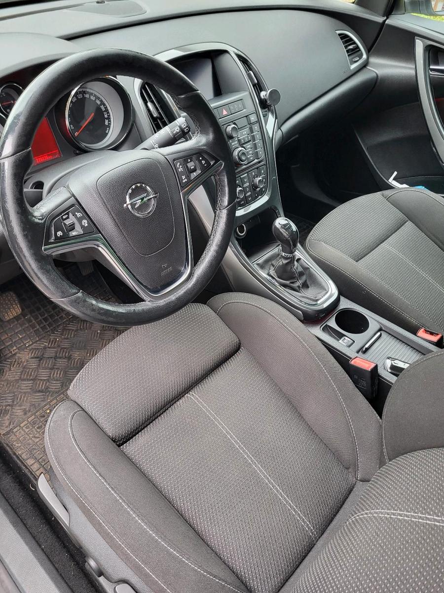 Opel Astra 2013 — photo 8