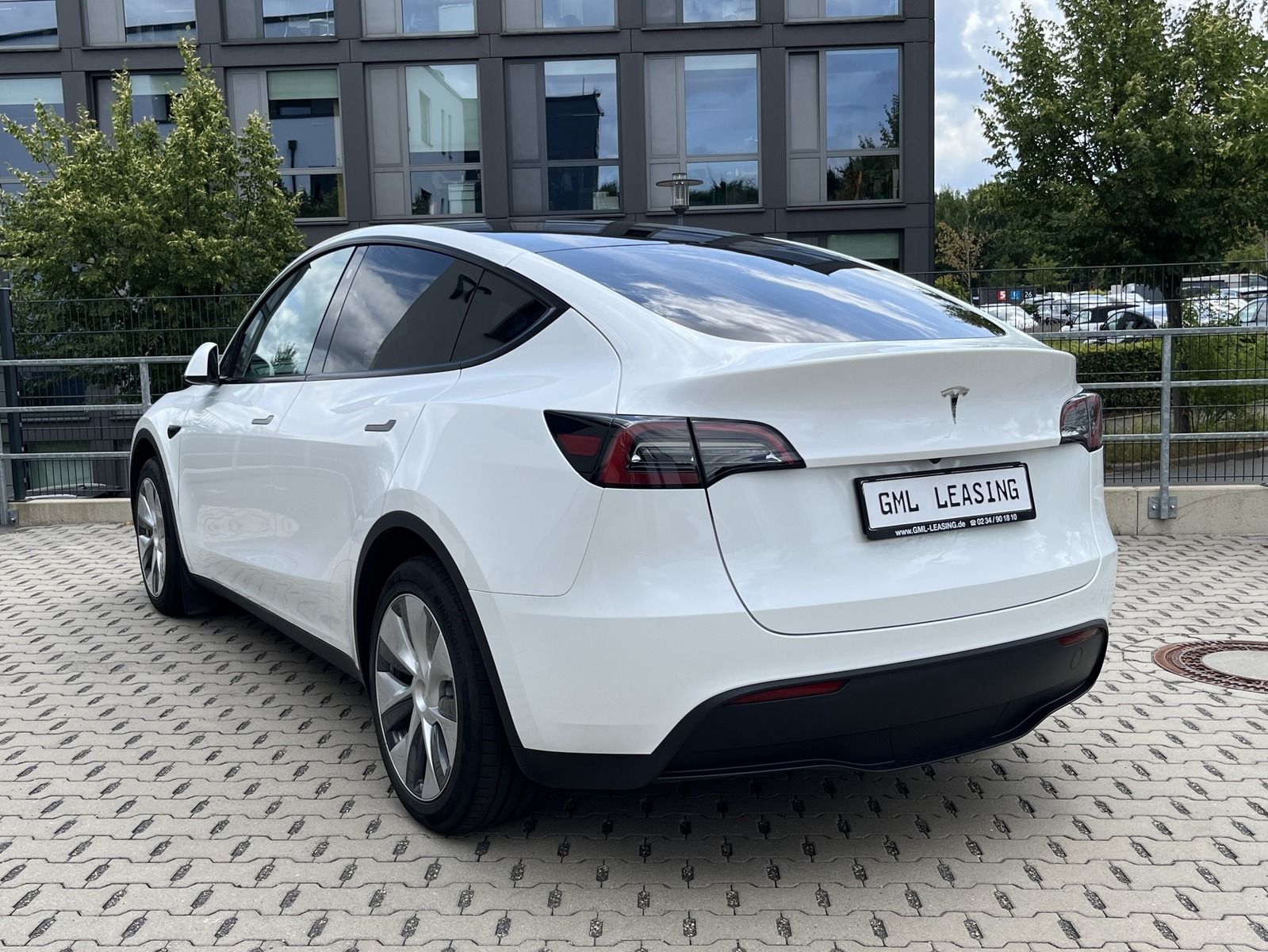 Tesla Model Y Long Range AWD AHK ACC 8 fach AP SOH92,4 foto 3