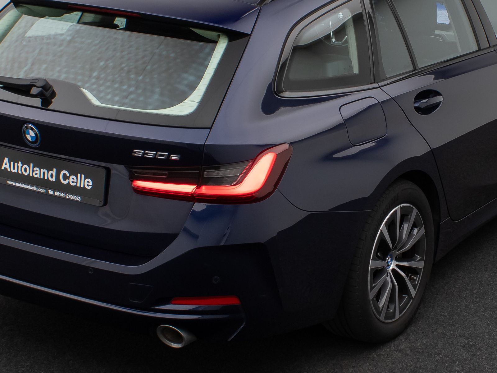 Fahrzeugabbildung BMW 330e Individual DAB HiFi Fernlichtassist PDC LED