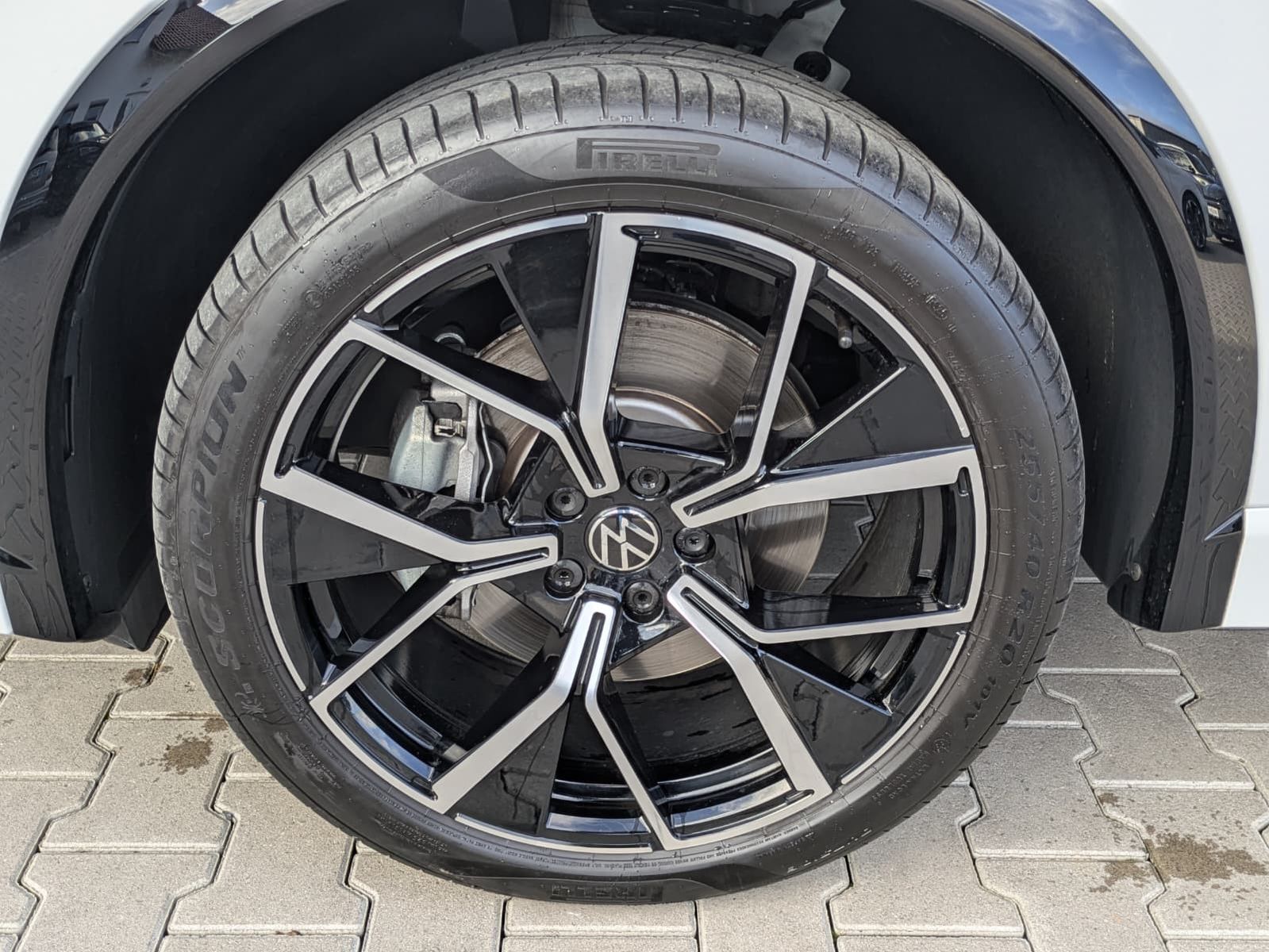 Fahrzeugabbildung Volkswagen Tiguan 2.0 TDI 4M R-Line PANO*H&K*AHK*MATRIX*20"