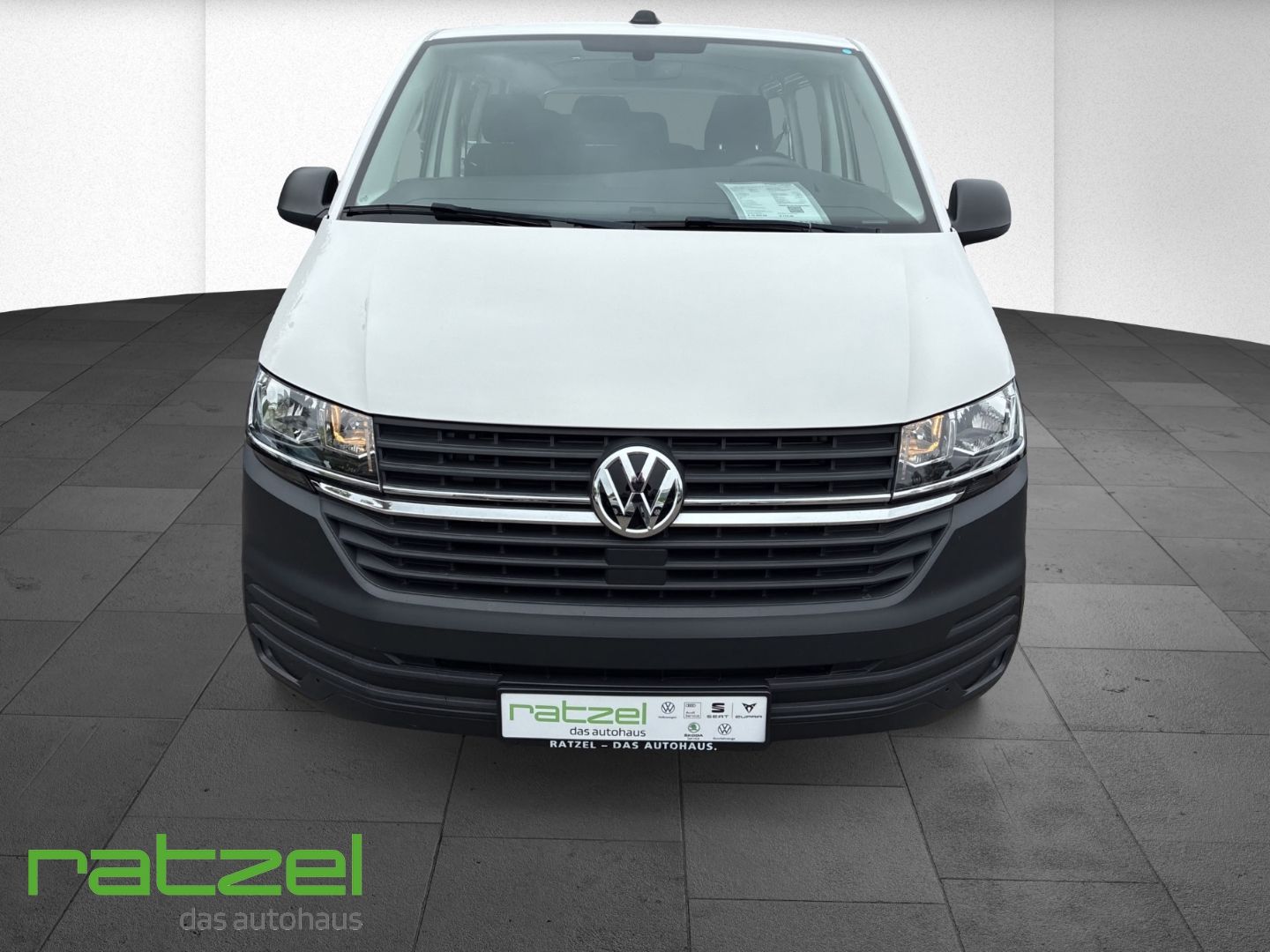 Fahrzeugabbildung Volkswagen T6.1 Kombi 2.0 TDI 9-Sitzer KR AHK Navi DAB Appl