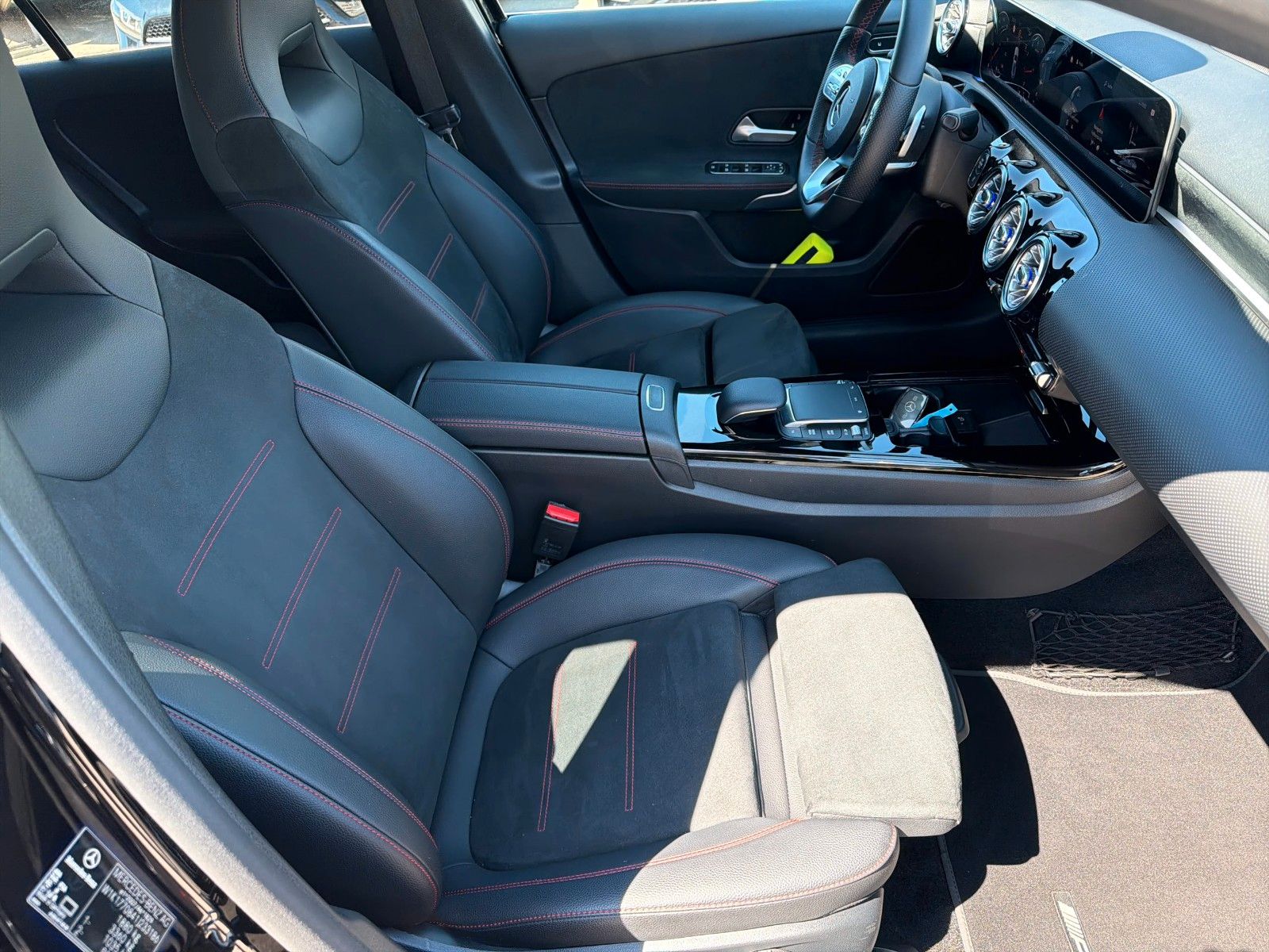 Fahrzeugabbildung Mercedes-Benz A 180 AMG Line, PARK-PAKET