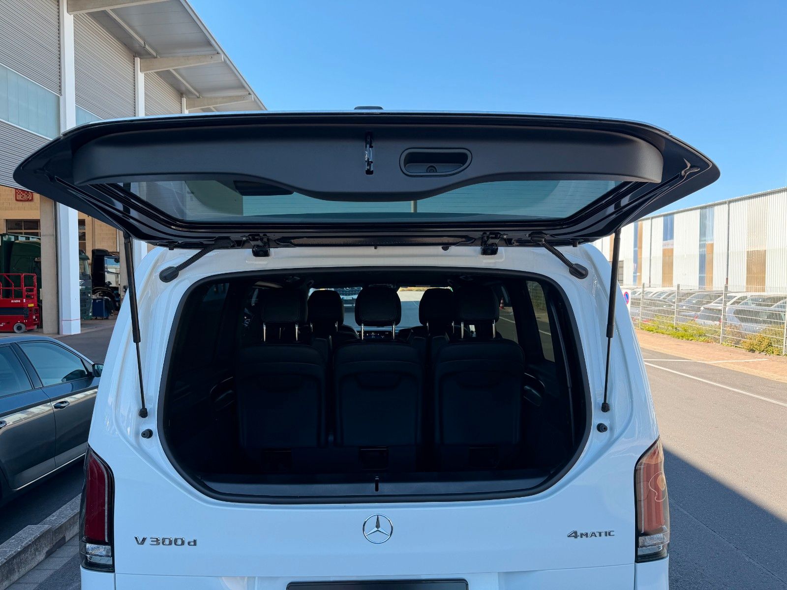 Fahrzeugabbildung Mercedes-Benz V 300 d AVA 4MATIC AMG AHK2,5 DISTRONIC Standh