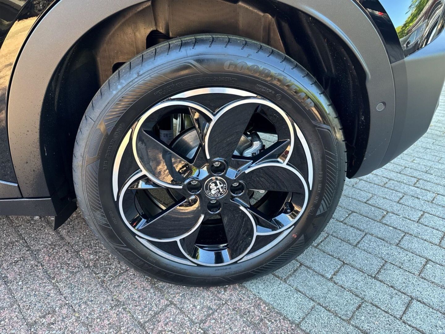 Fahrzeugabbildung Alfa Romeo Junior Ibrida TI 1,2 VGT 107kW MY26-Panoramadach