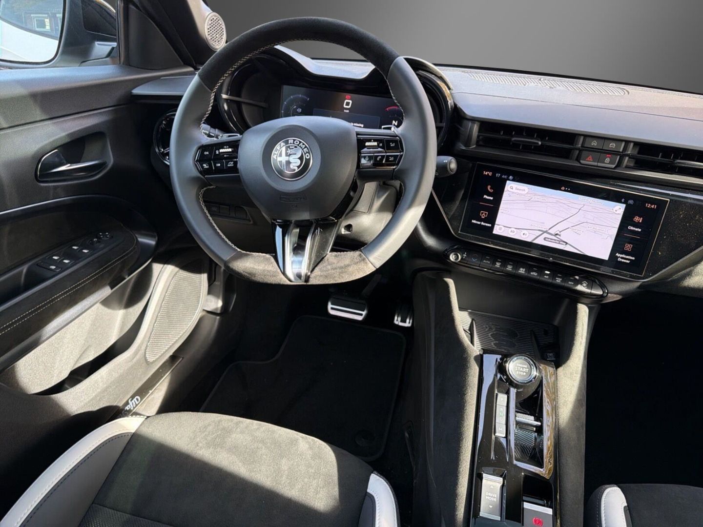 Fahrzeugabbildung Alfa Romeo Junior Ibrida 1.2 VGT 48V-Hybrid 107 kW Sport Sp