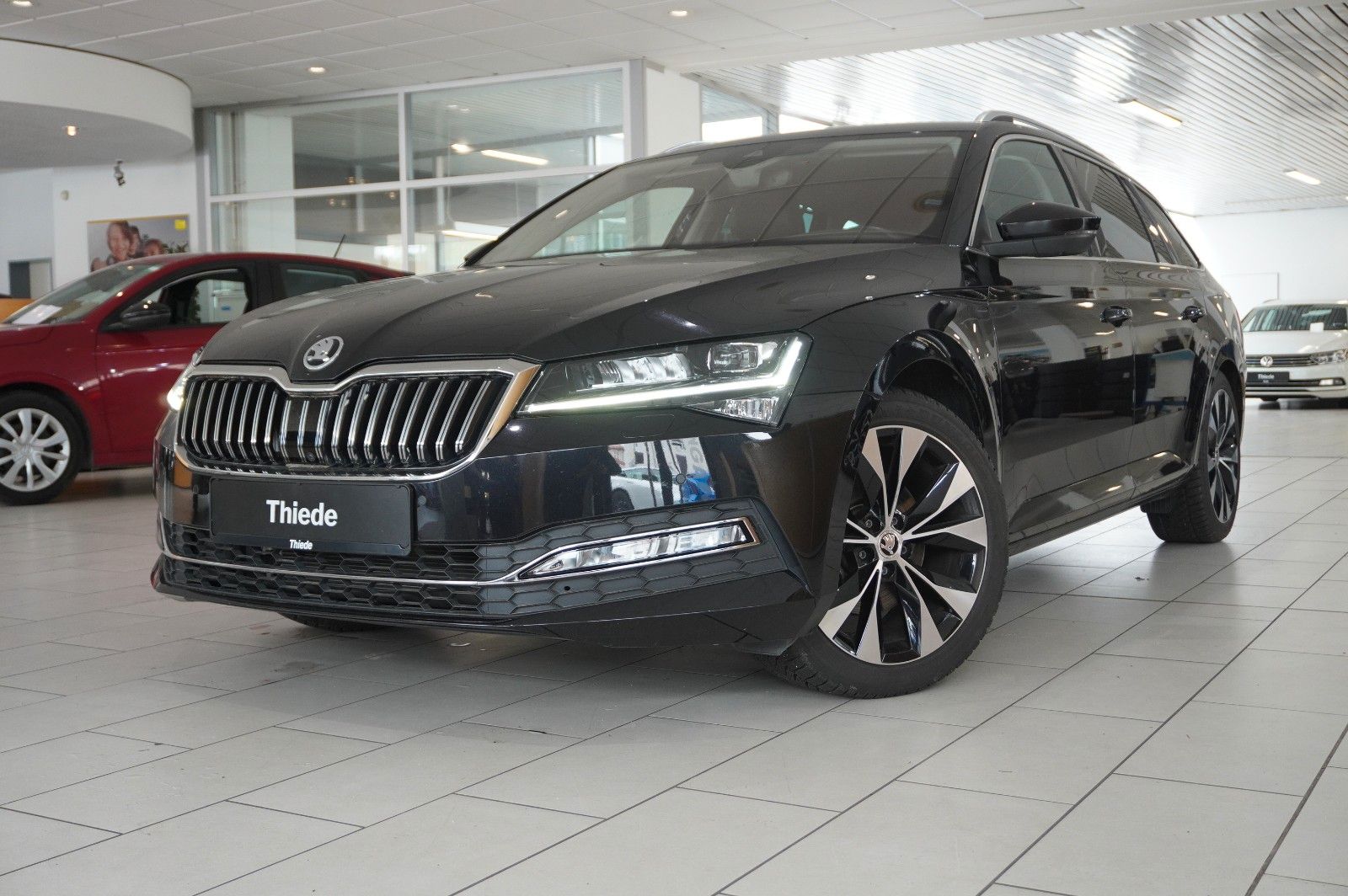 Fahrzeugabbildung SKODA Superb Combi 2.0D PREMIUM 4X4 NAVI/LED/360°/AHK