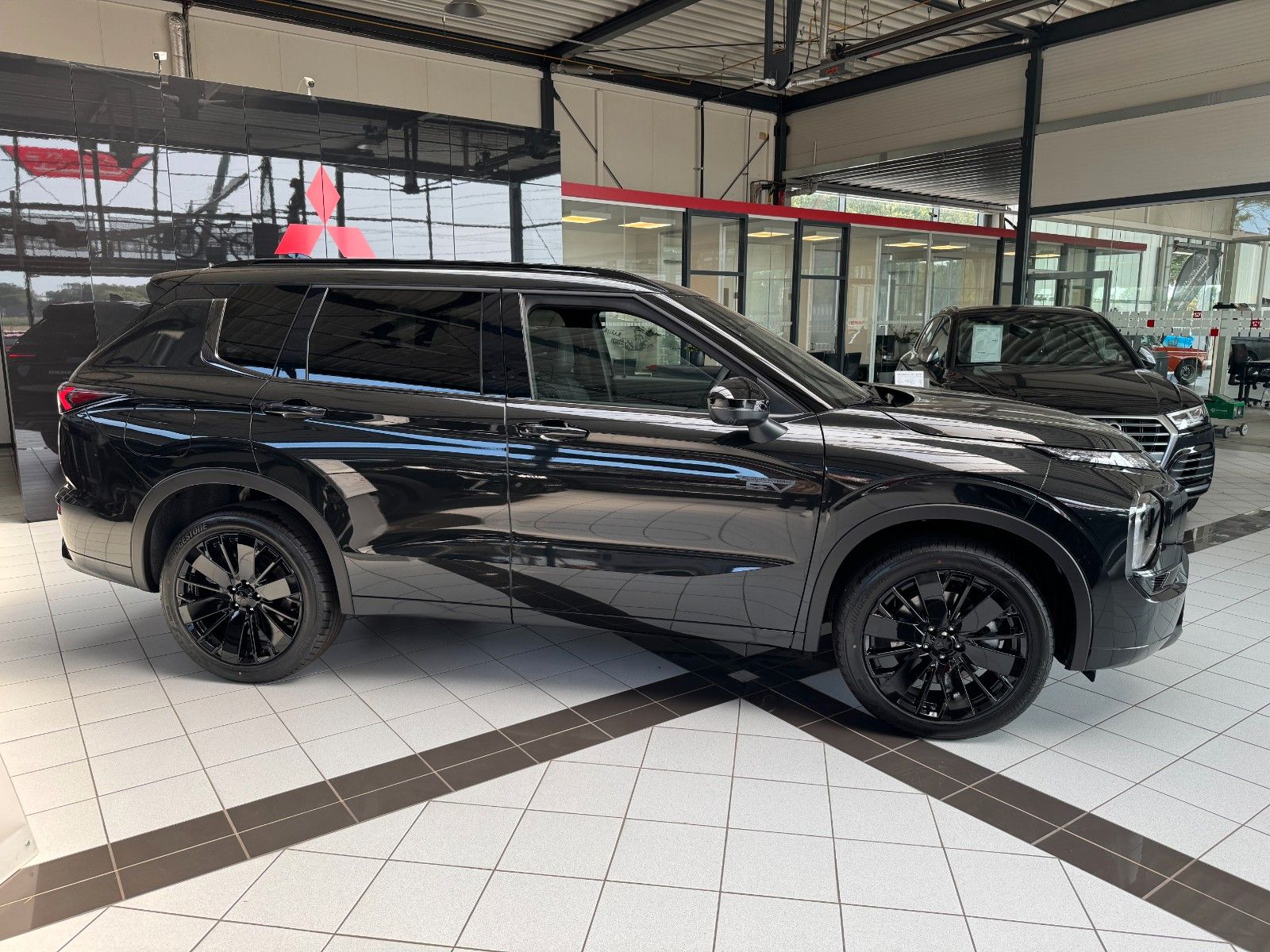 Fahrzeugabbildung Mitsubishi Outlander 2.4PLUG-IN HYBRID 4WD BLACK