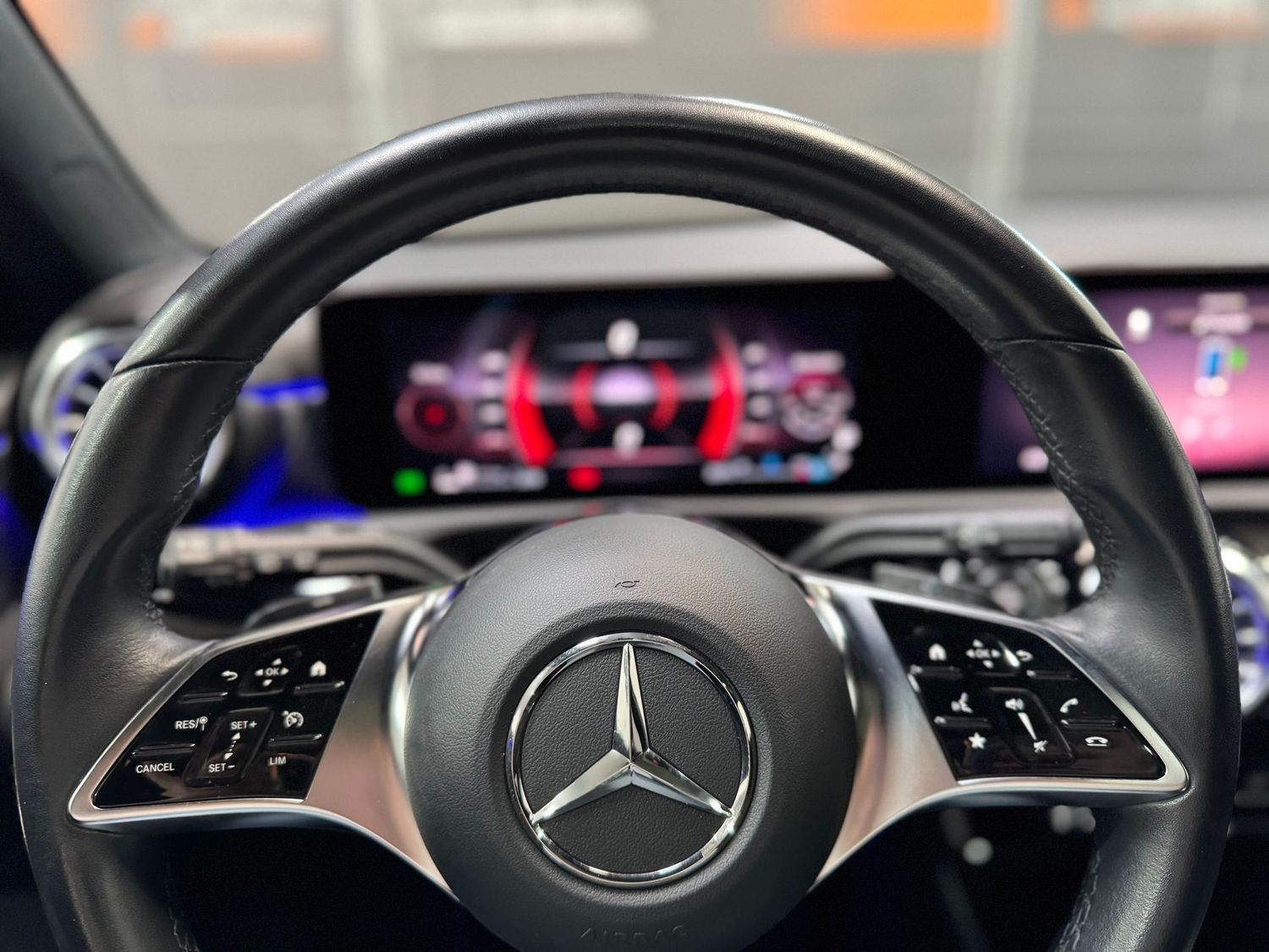 Fahrzeugabbildung Mercedes-Benz A 180 d Night#LED#MBUX#Ambiente#Pano#Spur