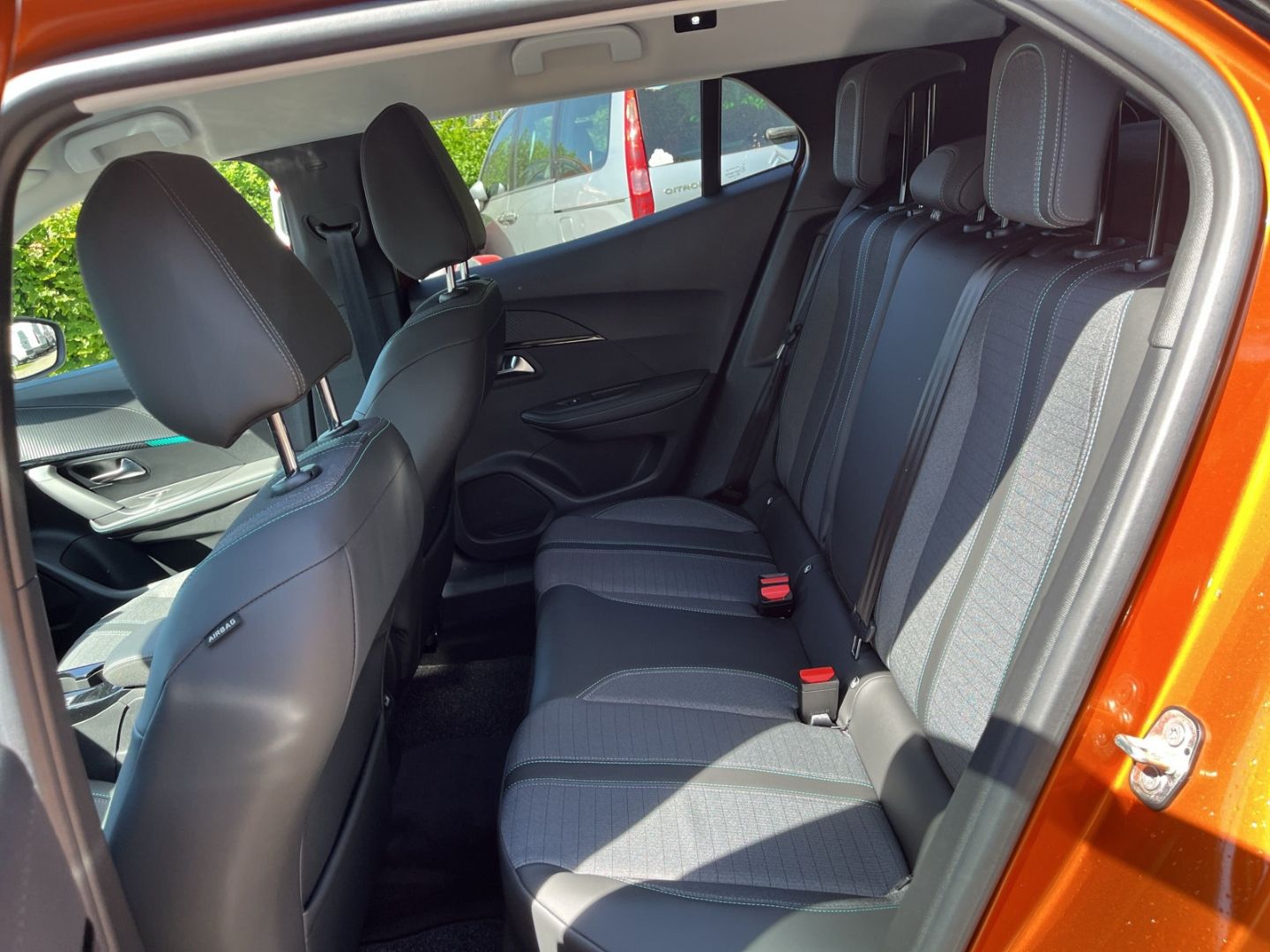 Fahrzeugabbildung Peugeot 2008 Allure Elektro 136 Navi CarPlay Temp.