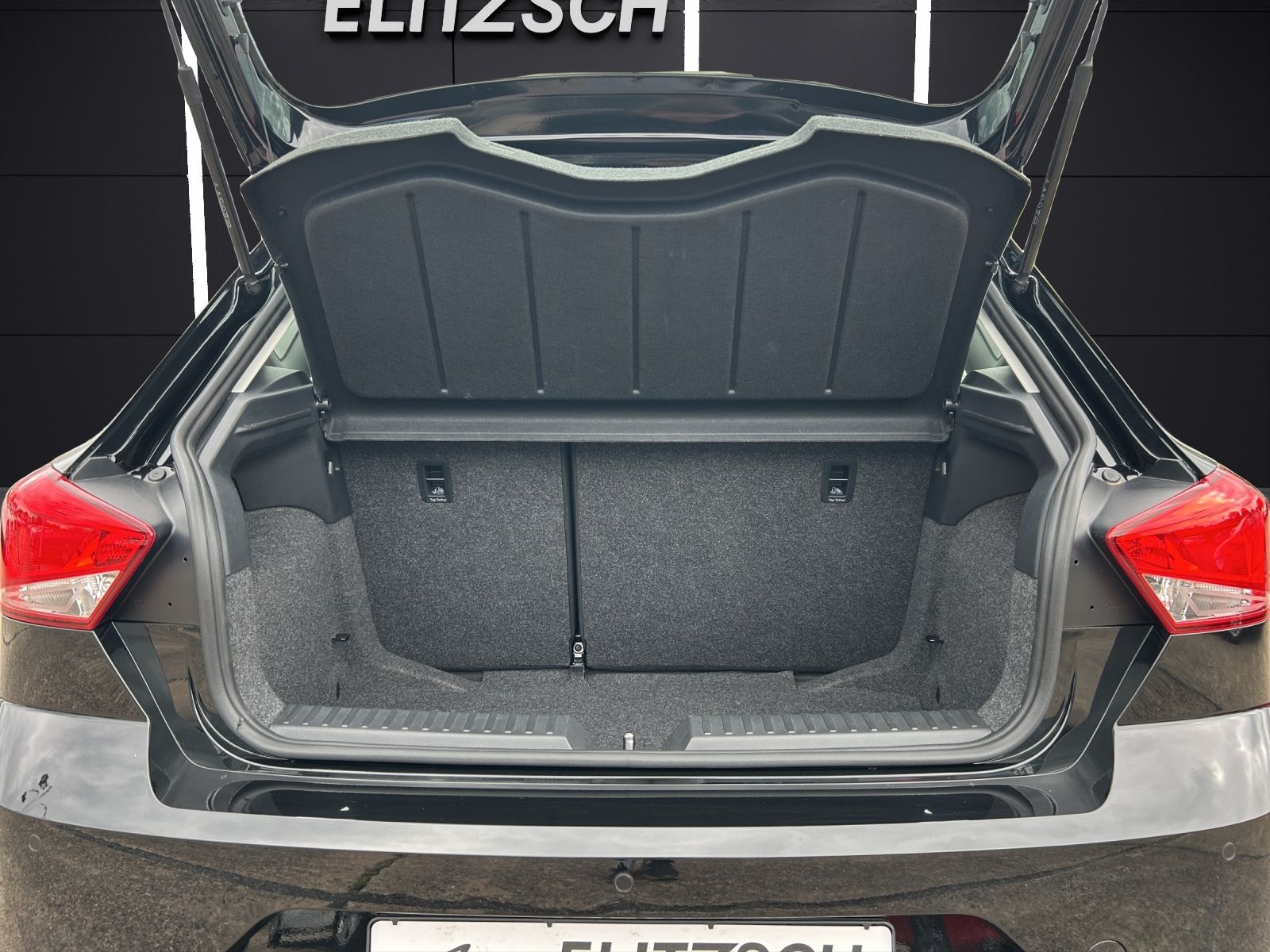 Fahrzeugabbildung SEAT Ibiza TSI Style DSG LED SHZ PDC CarPlay GRA