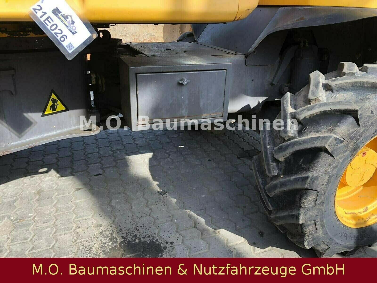 Fahrzeugabbildung MECALAC 12 MXT  / Schaufel / Gabel / 3x Tieflöffel