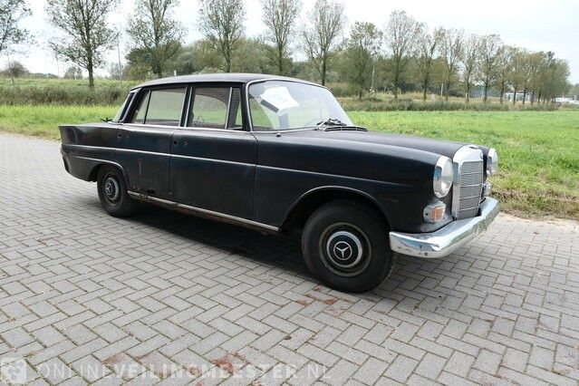 Mercedes-Benz 230 Heckflosse W111