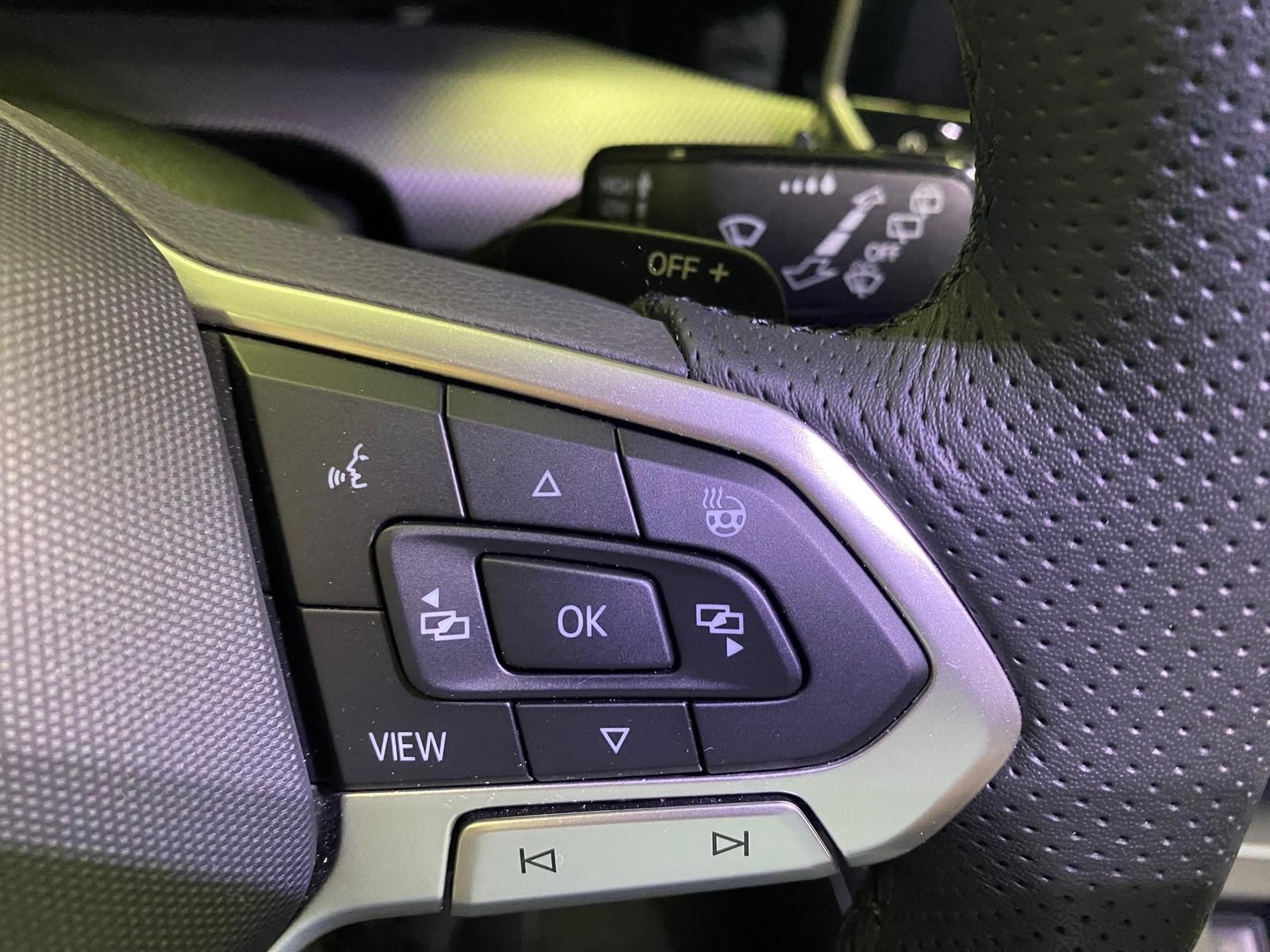 Fahrzeugabbildung Volkswagen Golf 1.5 eTSI R-Line DSG+ACC+360°+HUD+HARMAN KAR