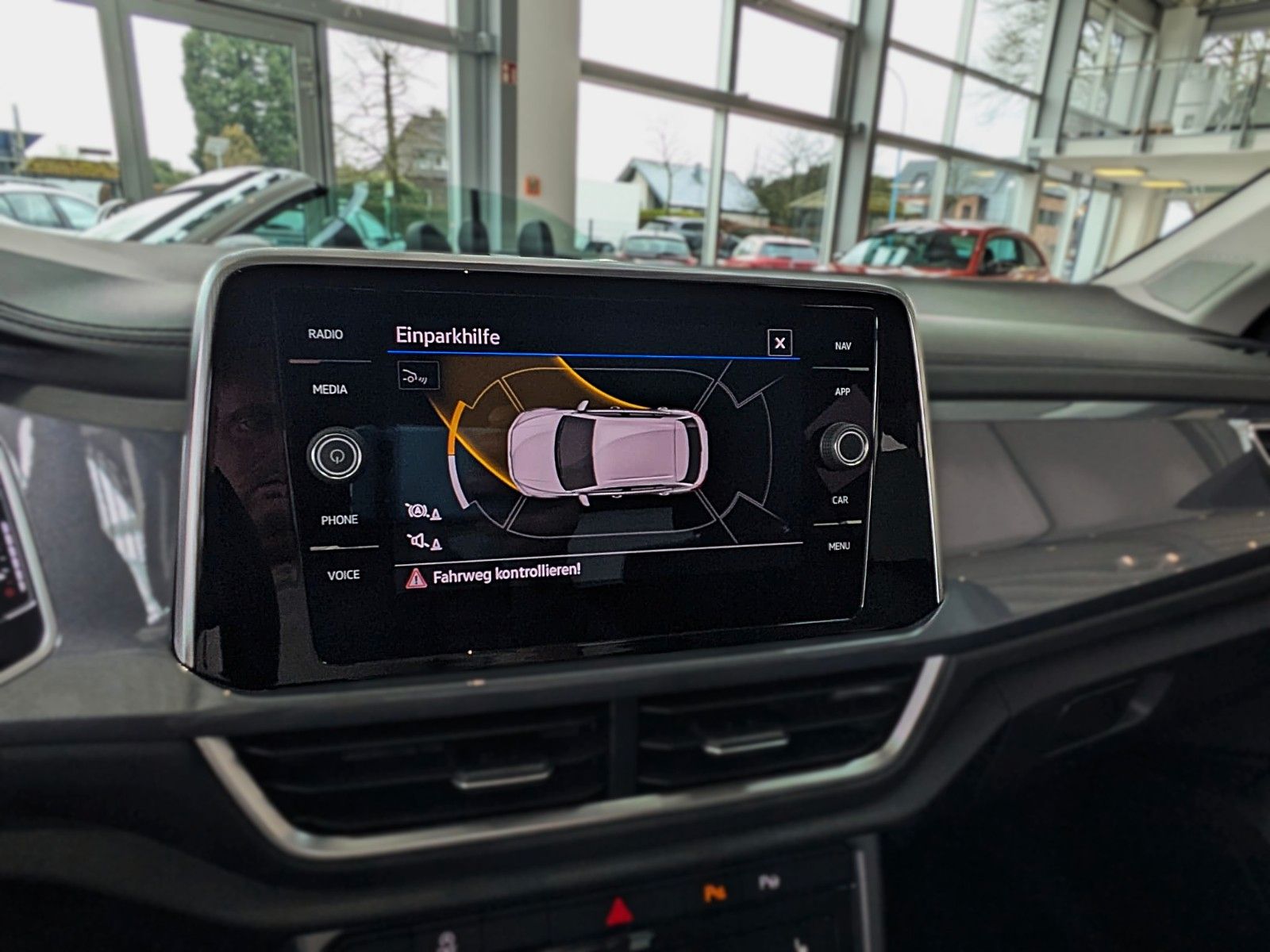 Fahrzeugabbildung Volkswagen T-Roc 2.0 TDI STYLE NAVI SHZ ACC LED CAM AHK