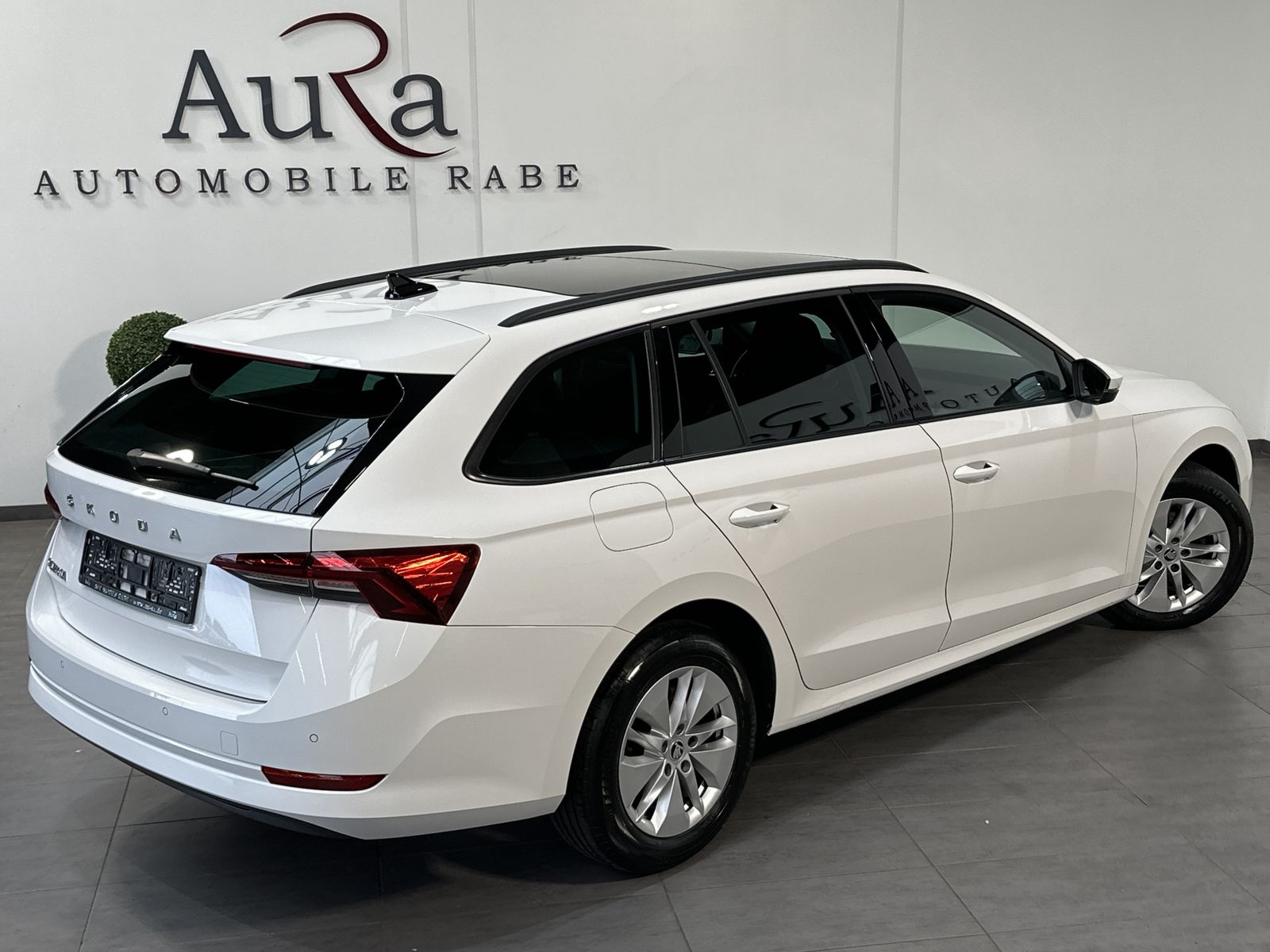 Fahrzeugabbildung SKODA Octavia Combi 2.0 TDI DSG Ambition NAV+LED+PANO
