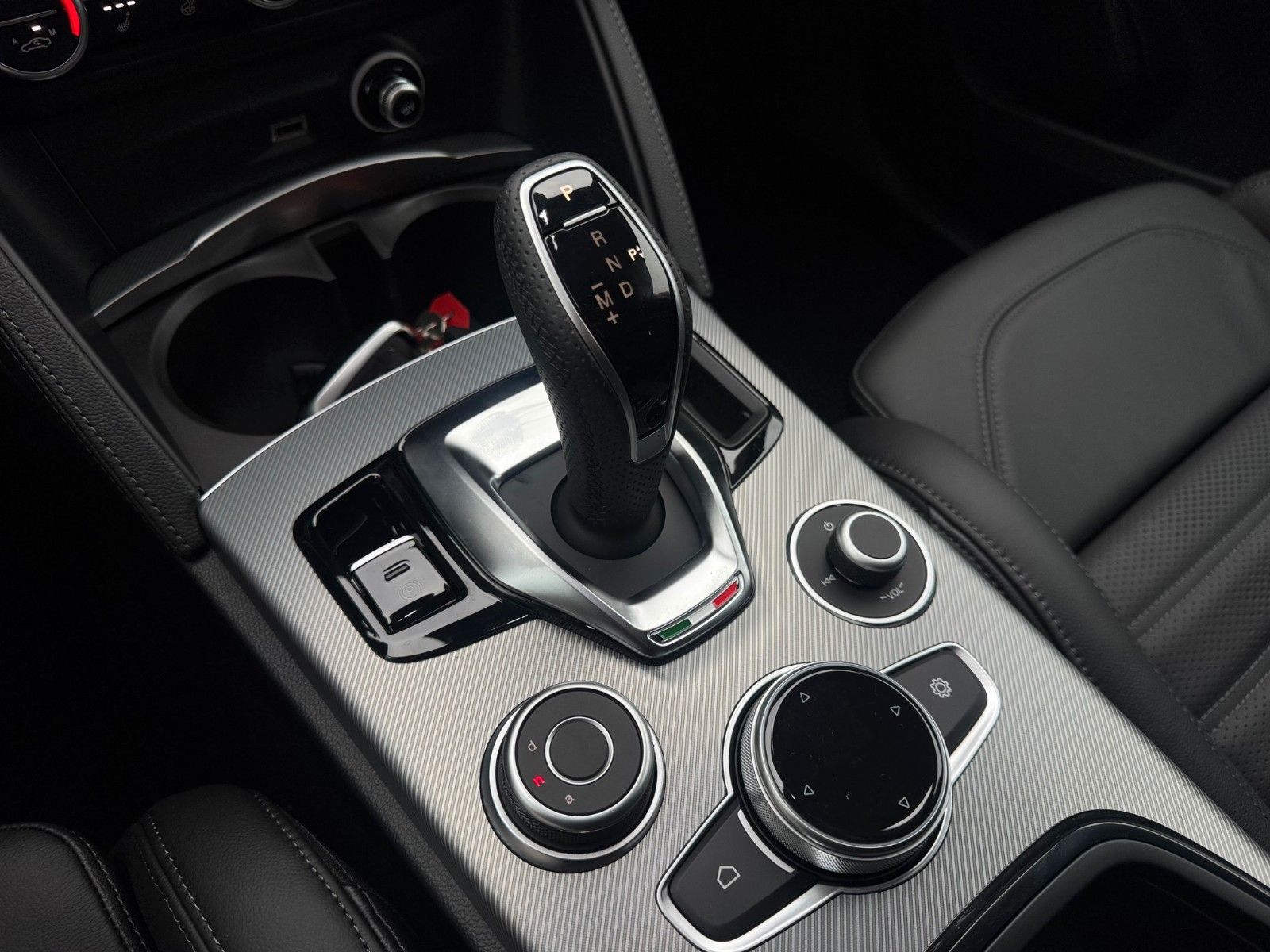 Fahrzeugabbildung Alfa Romeo Stelvio 280PS Veloce AT8 Q4 NAVI SITZHEIZUNG LED