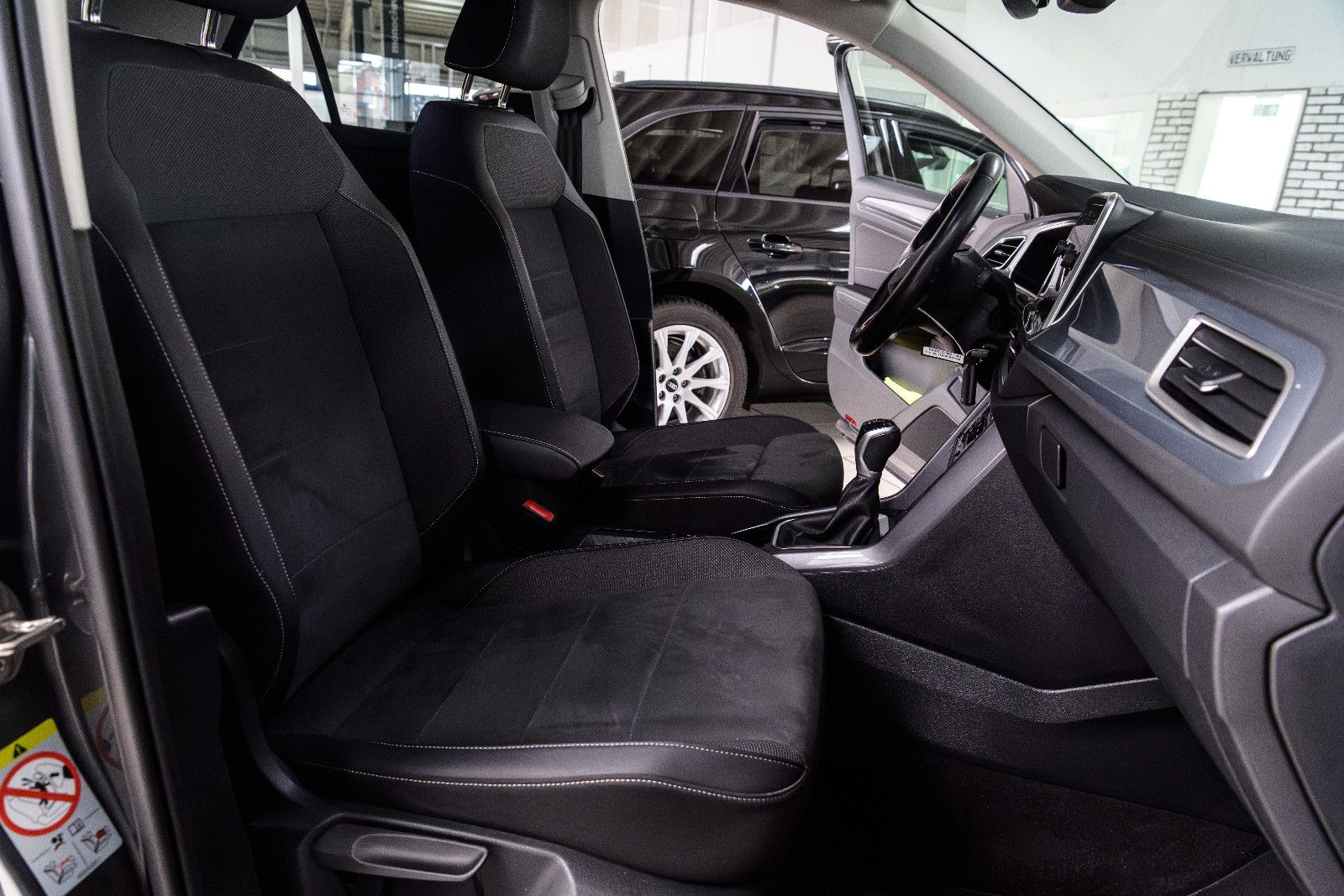 Fahrzeugabbildung Volkswagen T-Roc Style+LED+AHK+ACC+SHZ+GJR+APPCONNECT