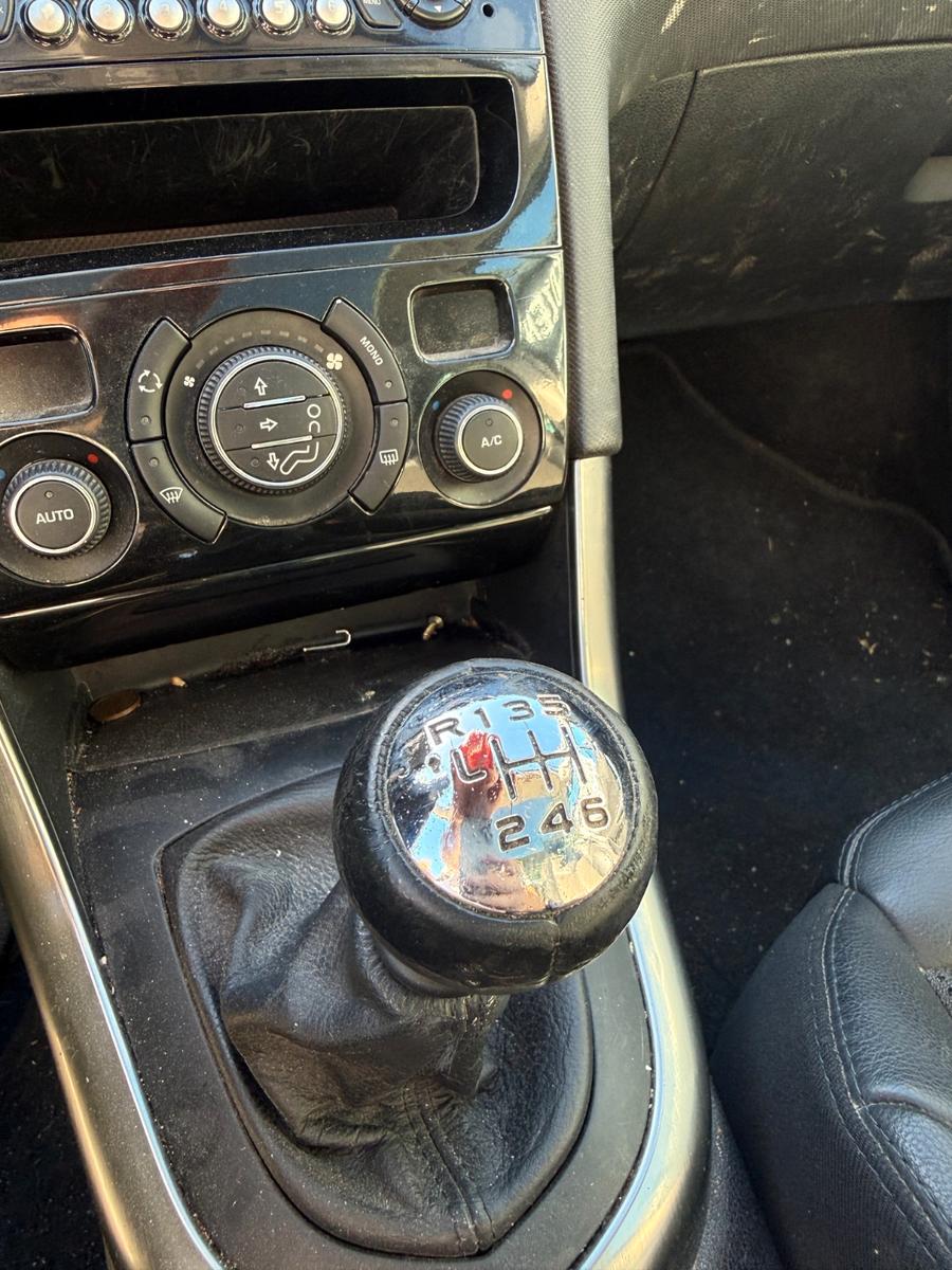 Peugeot 308 2012 — photo 15