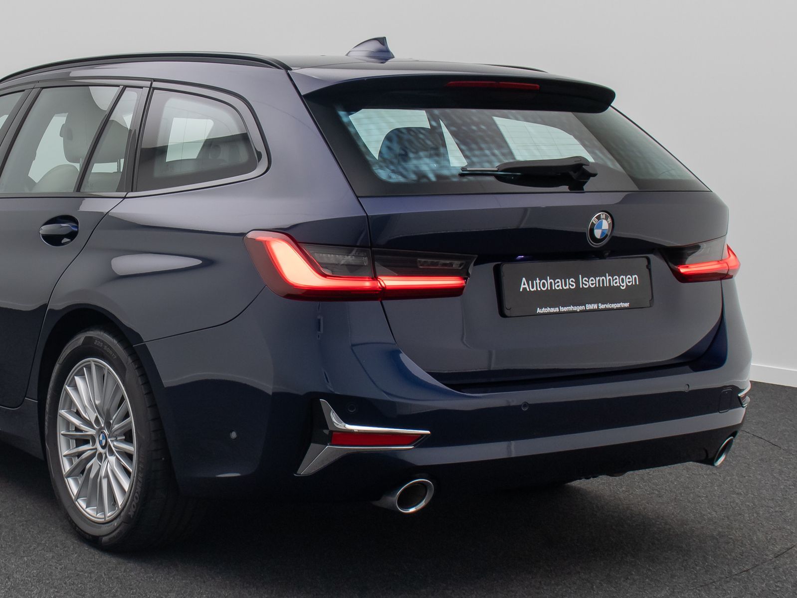 Fahrzeugabbildung BMW 320d xD LuxuryLine 360°HUD DAB H/K Panorama AHK