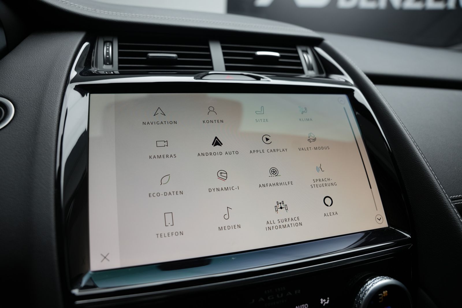 Fahrzeugabbildung Jaguar E-PACE R-Dynamic SE *Meridian*Memory*Virtual*ACC