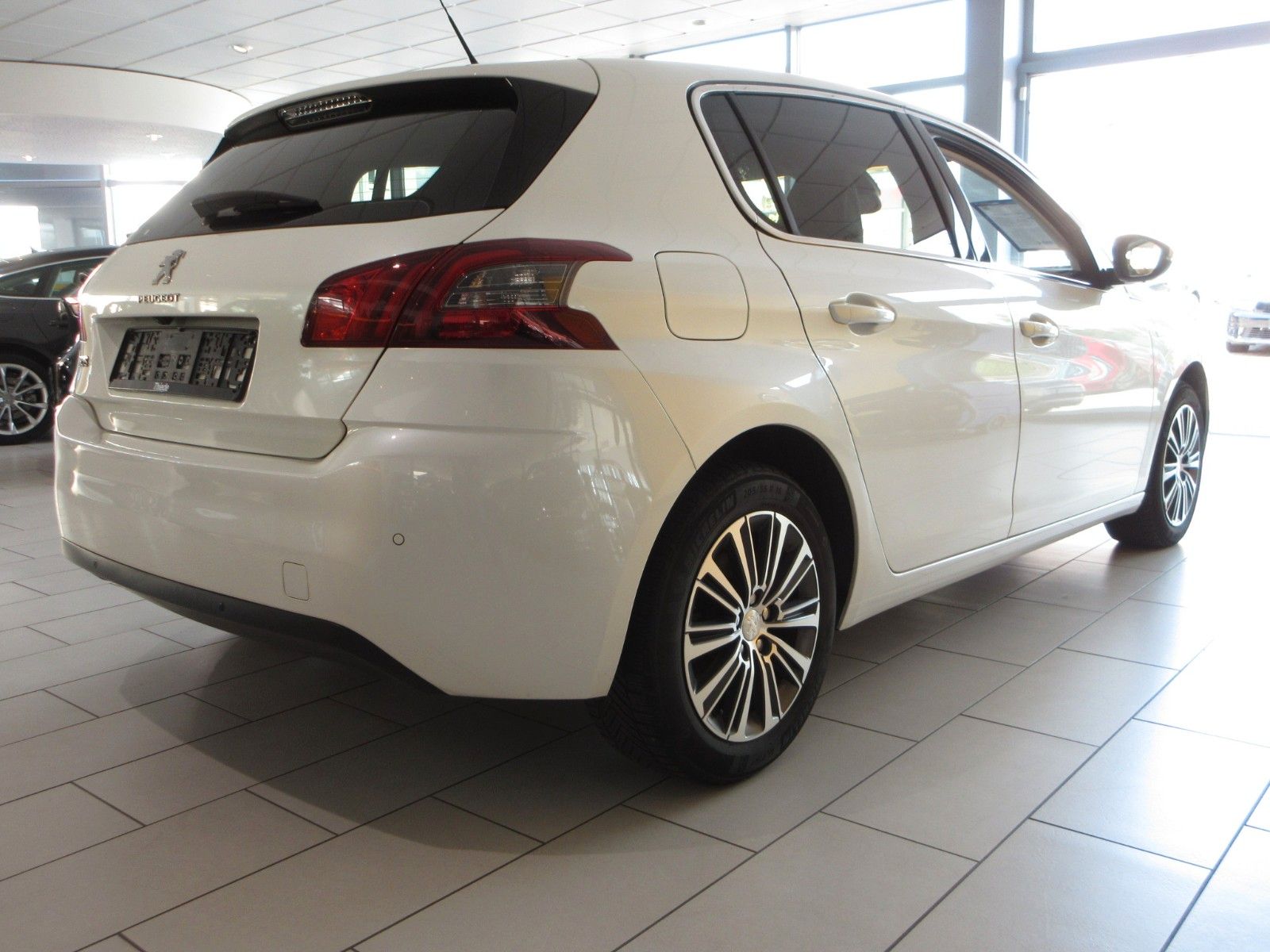 Fahrzeugabbildung Peugeot 308 Allure 1.2T LED/NAVI/R´CAM/PDC/VIRTUAL