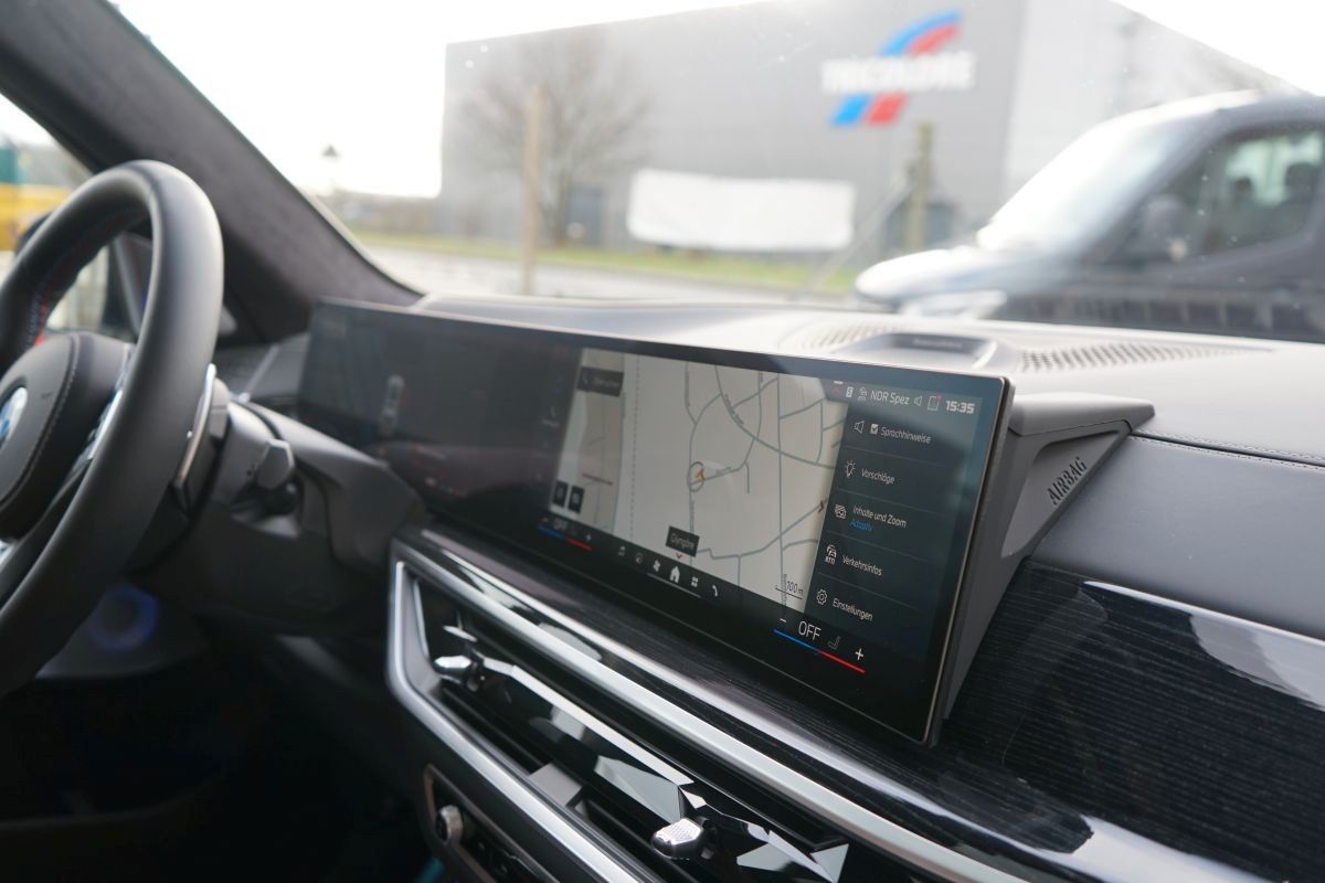Fahrzeugabbildung BMW X7 M60i*B&W*Pano Sky*23 Zoll Felgen*7 Sitzer