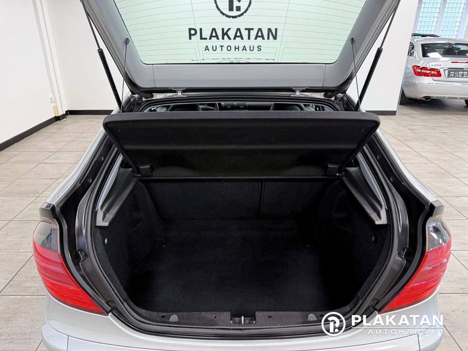 Fahrzeugabbildung Mercedes-Benz C 230 Bi-Xenon Leder Tempomat 2Hand