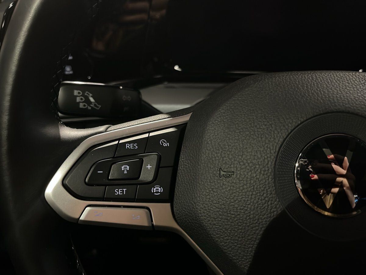 Fahrzeugabbildung Volkswagen Golf Active 1.5 TSI 6-Gang IQ.Light Navi Pano