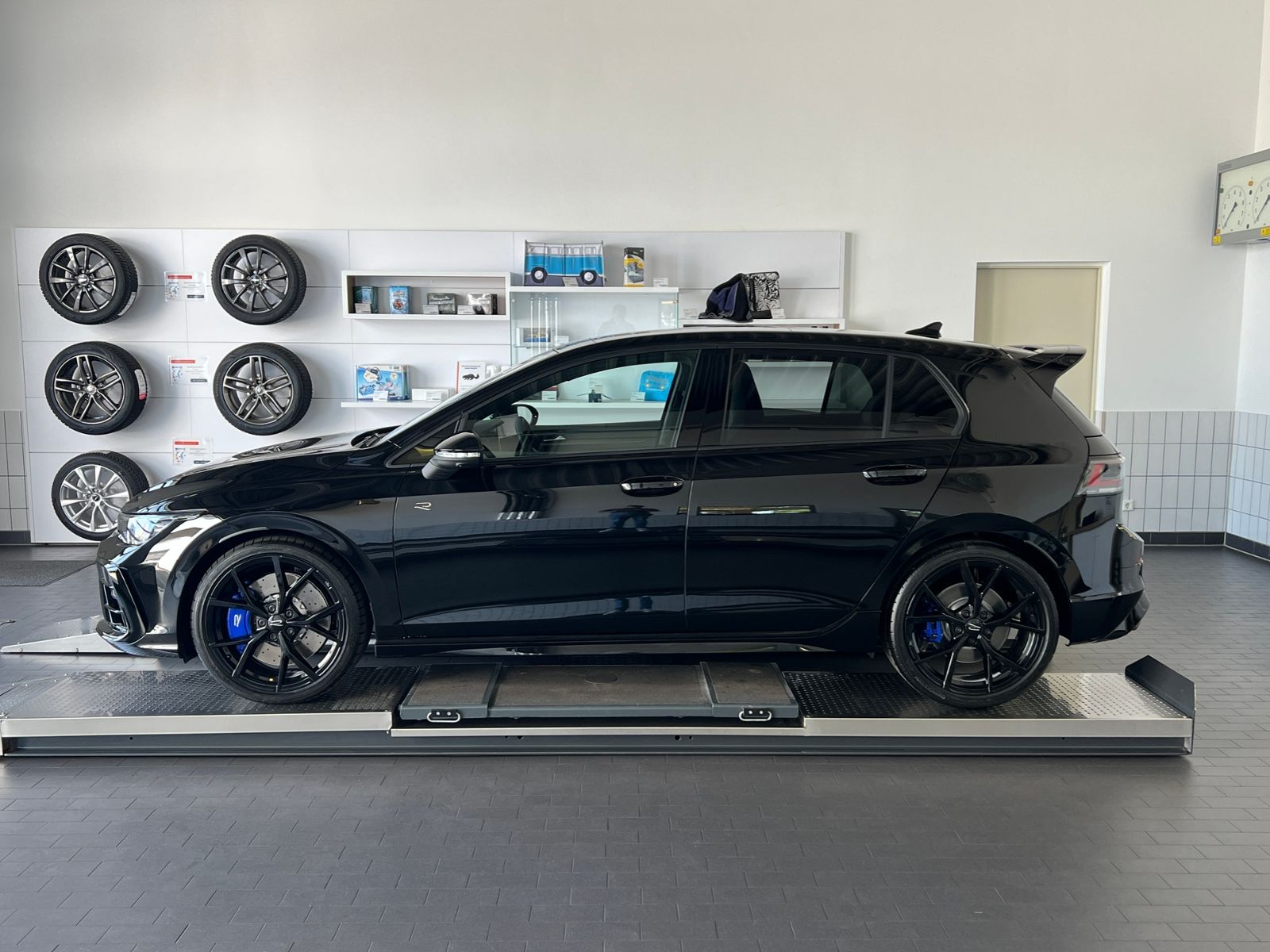 Fahrzeugabbildung Volkswagen Golf VIII R 2.0 TSI DSG 4MOTION *R-Performance P
