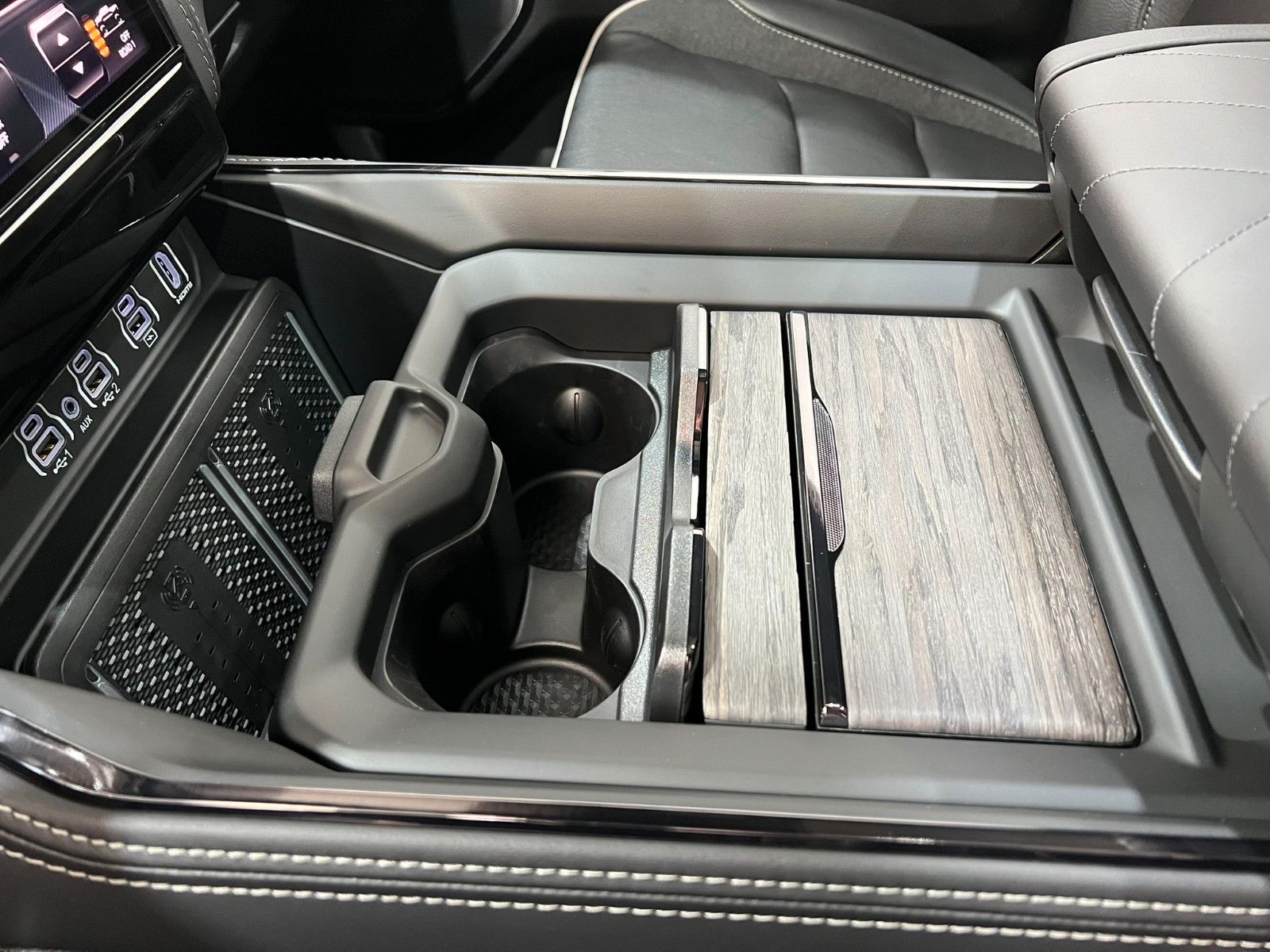 Fahrzeugabbildung Dodge RAM 1500 Limited Night  5,7L V8 HEMI / MFT