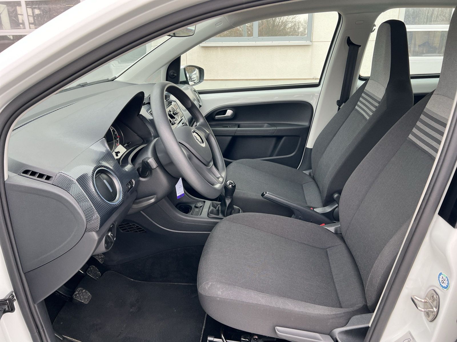 Fahrzeugabbildung Volkswagen up! 1.0 move up! 5-TÜREN KLIMA DAB+