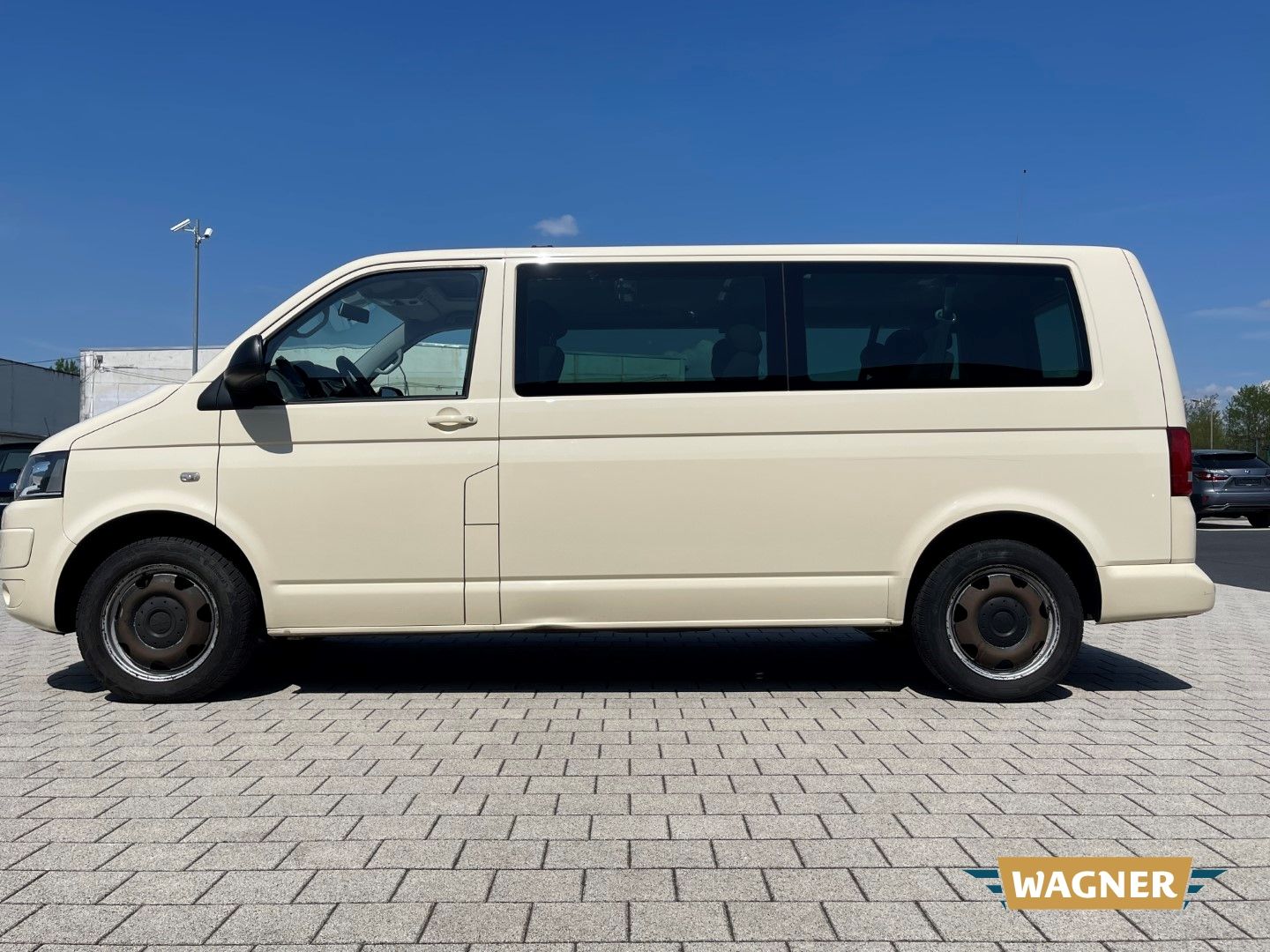 Fahrzeugabbildung Volkswagen T5 Caravelle Comfortline lang 2.0 BiTDI 9-Sitzer