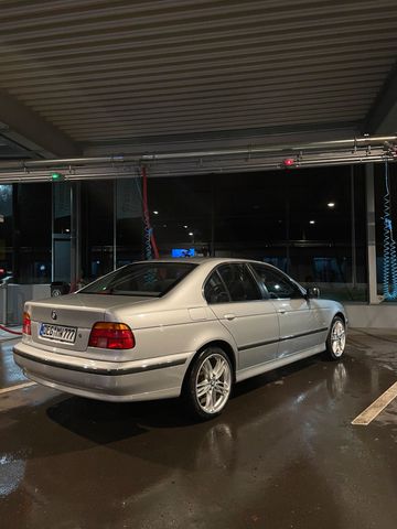 BMW E39 520i