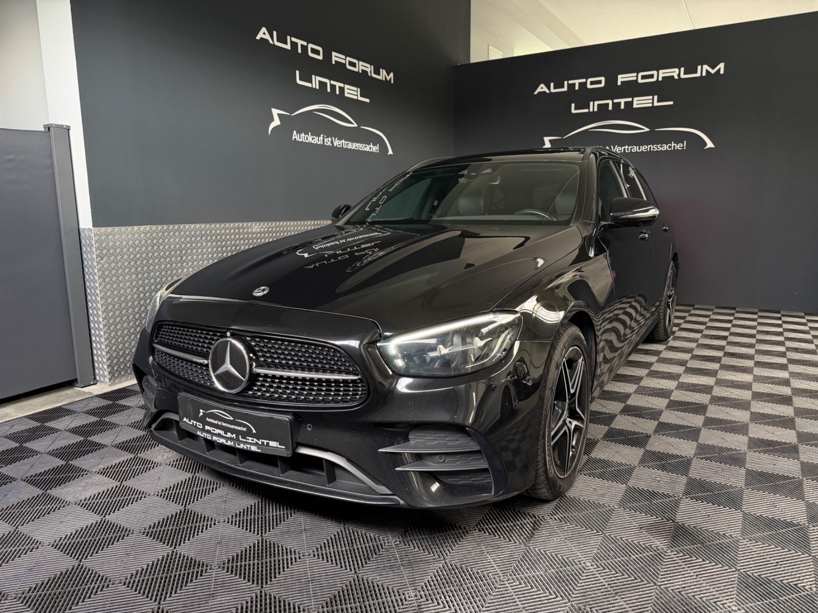 Mercedes-Benz E 300 e AMG LINE T-LED-AHK-PANO-360°-DISTRONIC