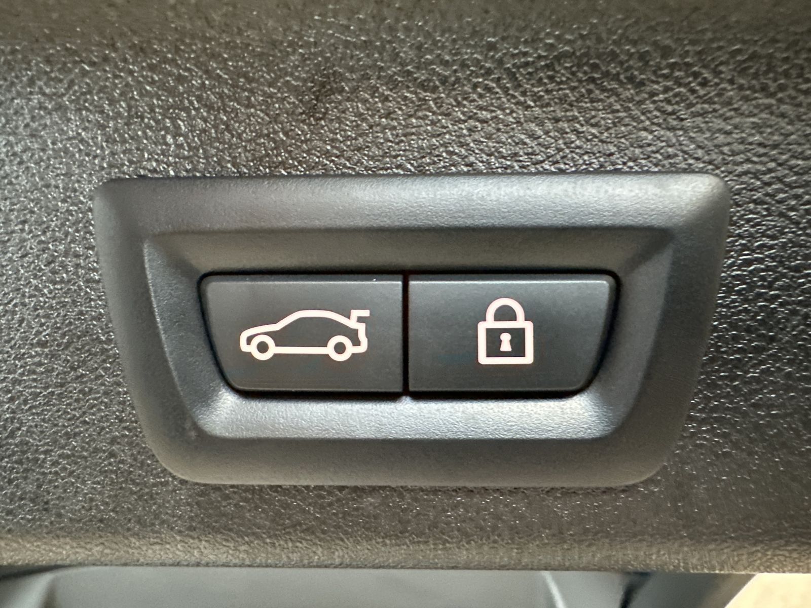 Fahrzeugabbildung BMW 530e Touring xDrive M-Sport NAV+LED+PANORAMA+HUD