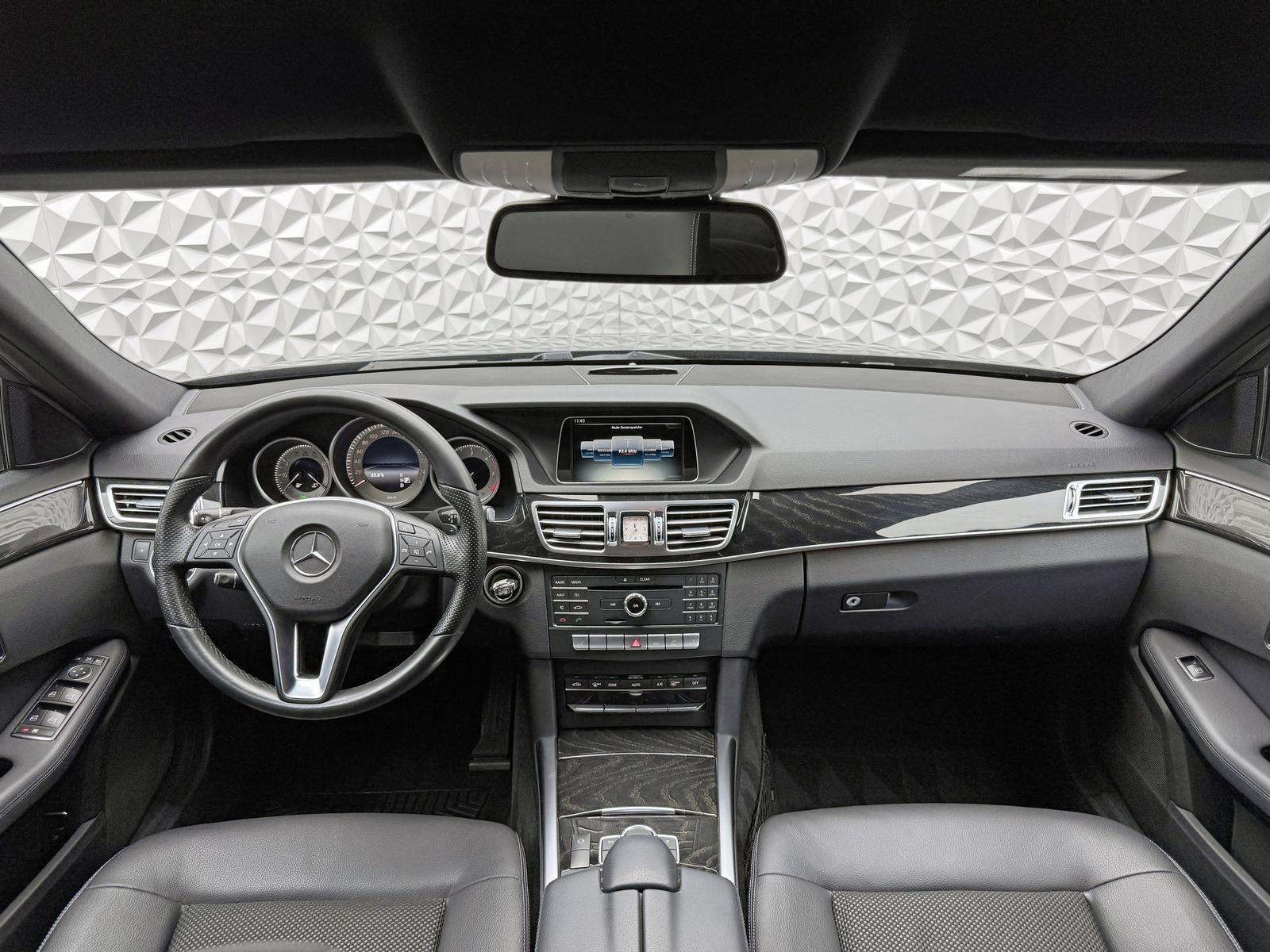 Fahrzeugabbildung Mercedes-Benz E 220d AVANTGARDE/AHK/ILS+/OZ-RACING/PDC/NAV/LED