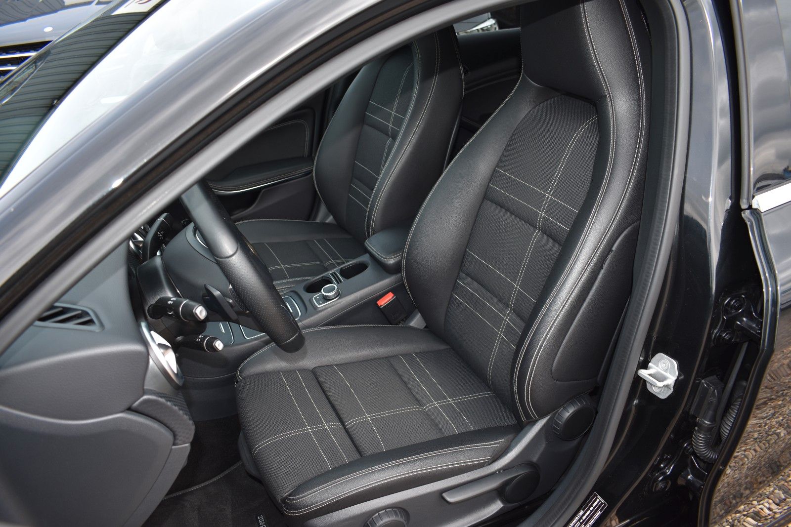 Fahrzeugabbildung Mercedes-Benz A 180 BlueEfficiency Urban Autom. Navi Kamera