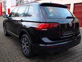 Volkswagen Tiguan 2.0 Digitales Tacho 4x4 Navi Automatik - Volkswagen Tiguan mit Benzin-Antrieb: Geländewagen, 2.0