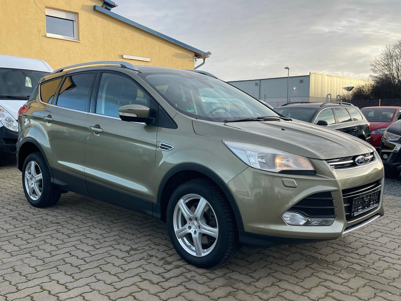 Ford Kuga Titanium 4x4, Automatik, Teilleder